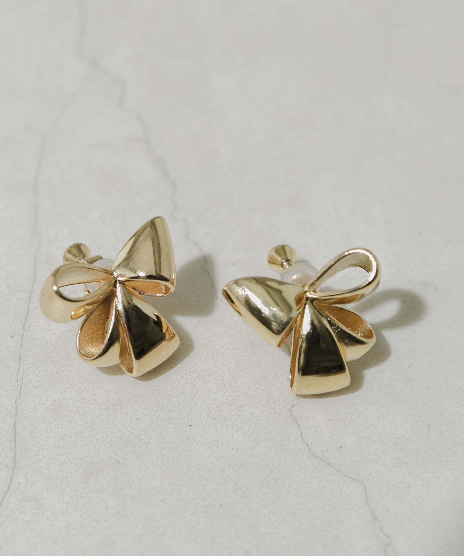 SMELLY「ニュアンスリボンモチーフイヤリング」|イヤリング|