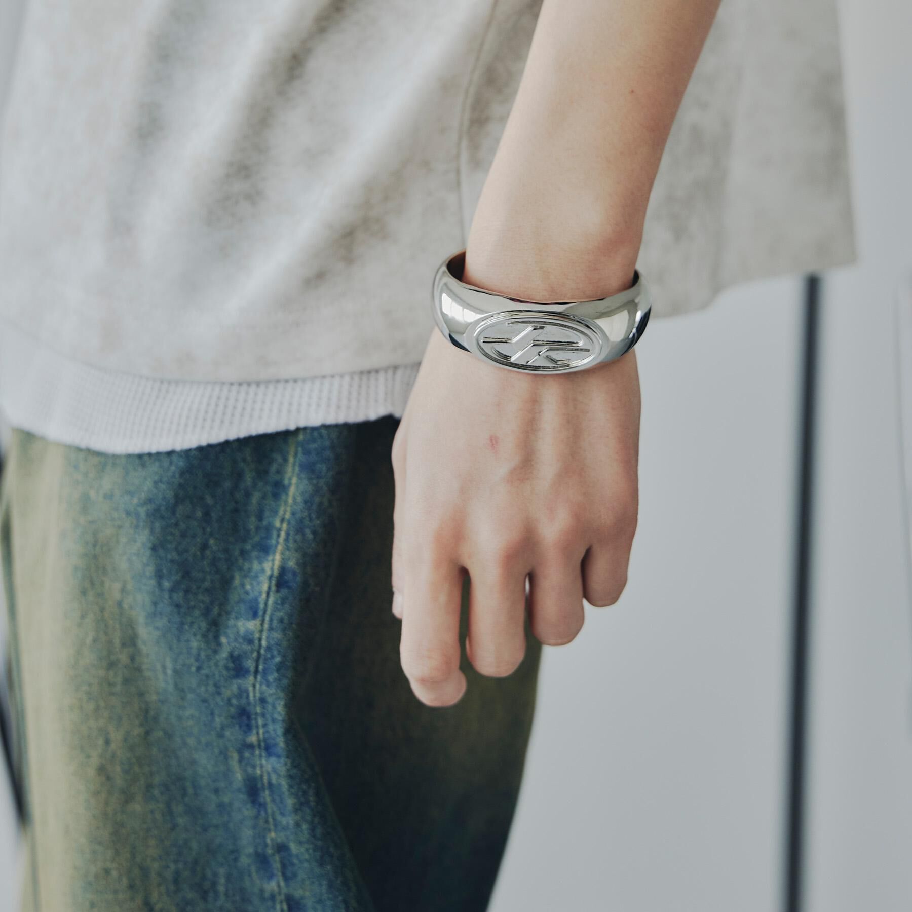 tk.TAKEO KIKUCHI「ボリュームロゴバングル」|ブレスレット・バングル|