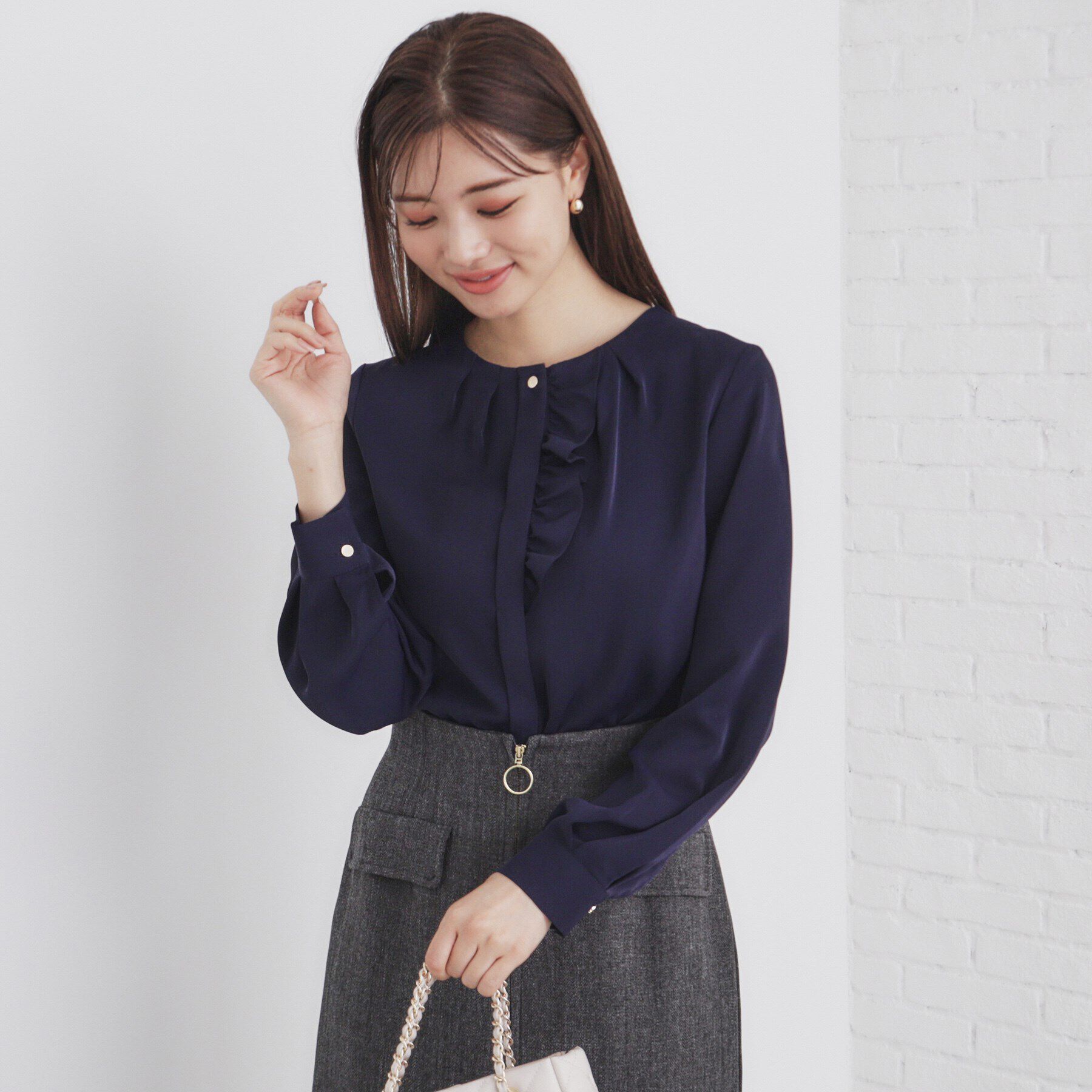 index「アシメフリルクルーネックブラウス【洗濯機洗い可/イージーアイロン/ストレッチ】」|シャツ・ブラウス|