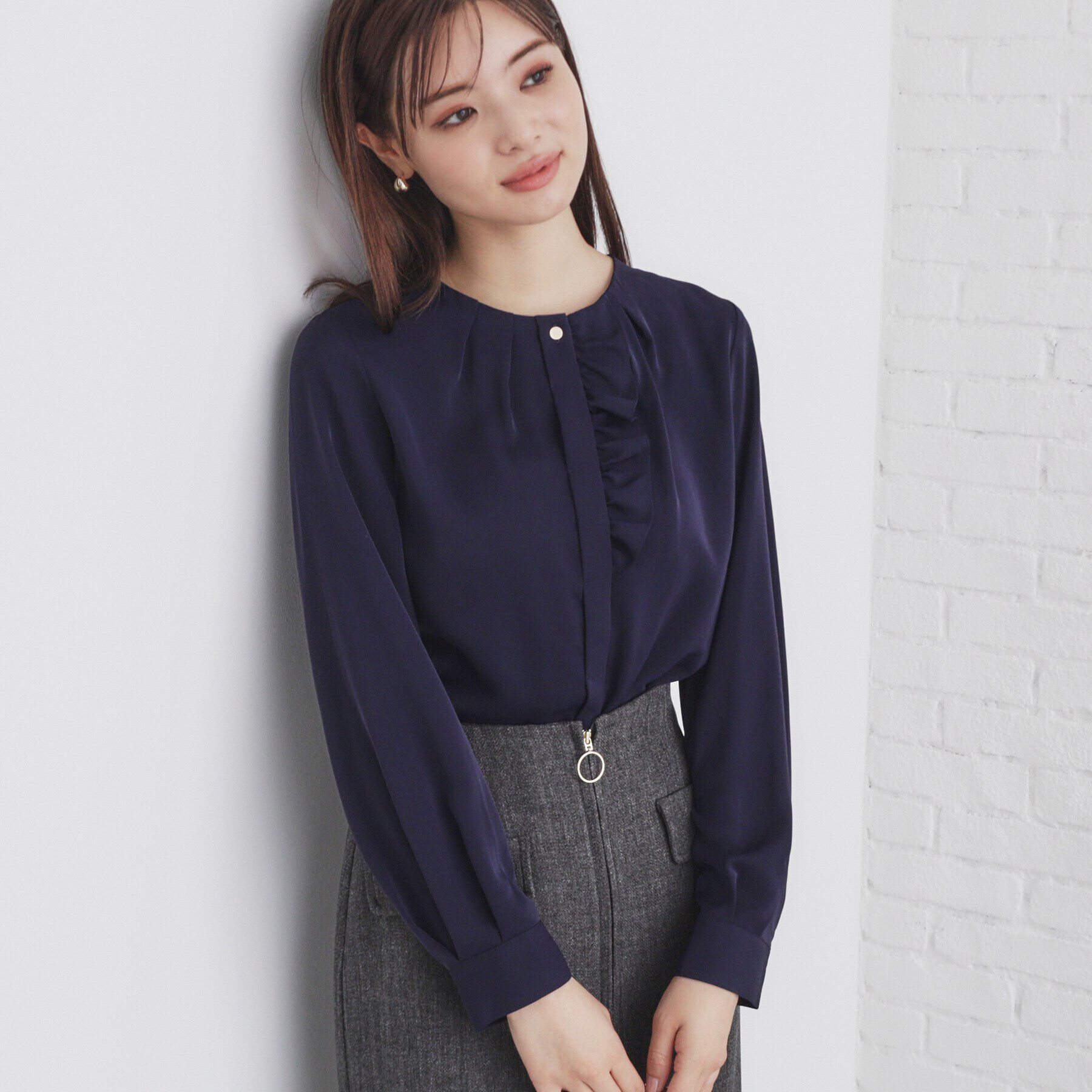 index「アシメフリルクルーネックブラウス【洗濯機洗い可/イージーアイロン/ストレッチ】」|シャツ・ブラウス|ネイビー(094)