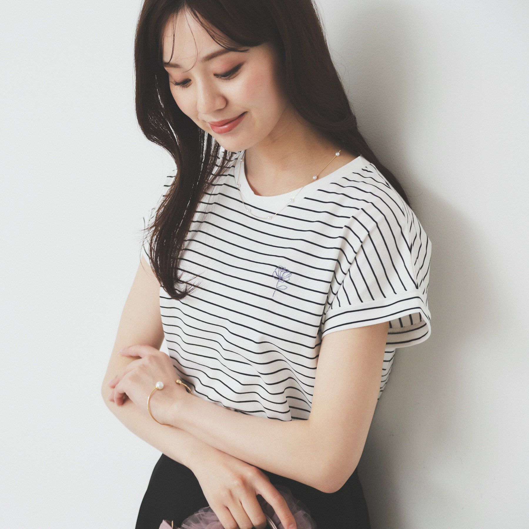 index「《6色展開/S-3Lサイズ》フラワー刺繍Tシャツ【汗ジミ防止/吸水速乾/接触冷感/UVケア/洗濯機洗」|Tシャツ・カットソー|オフホワイト(803