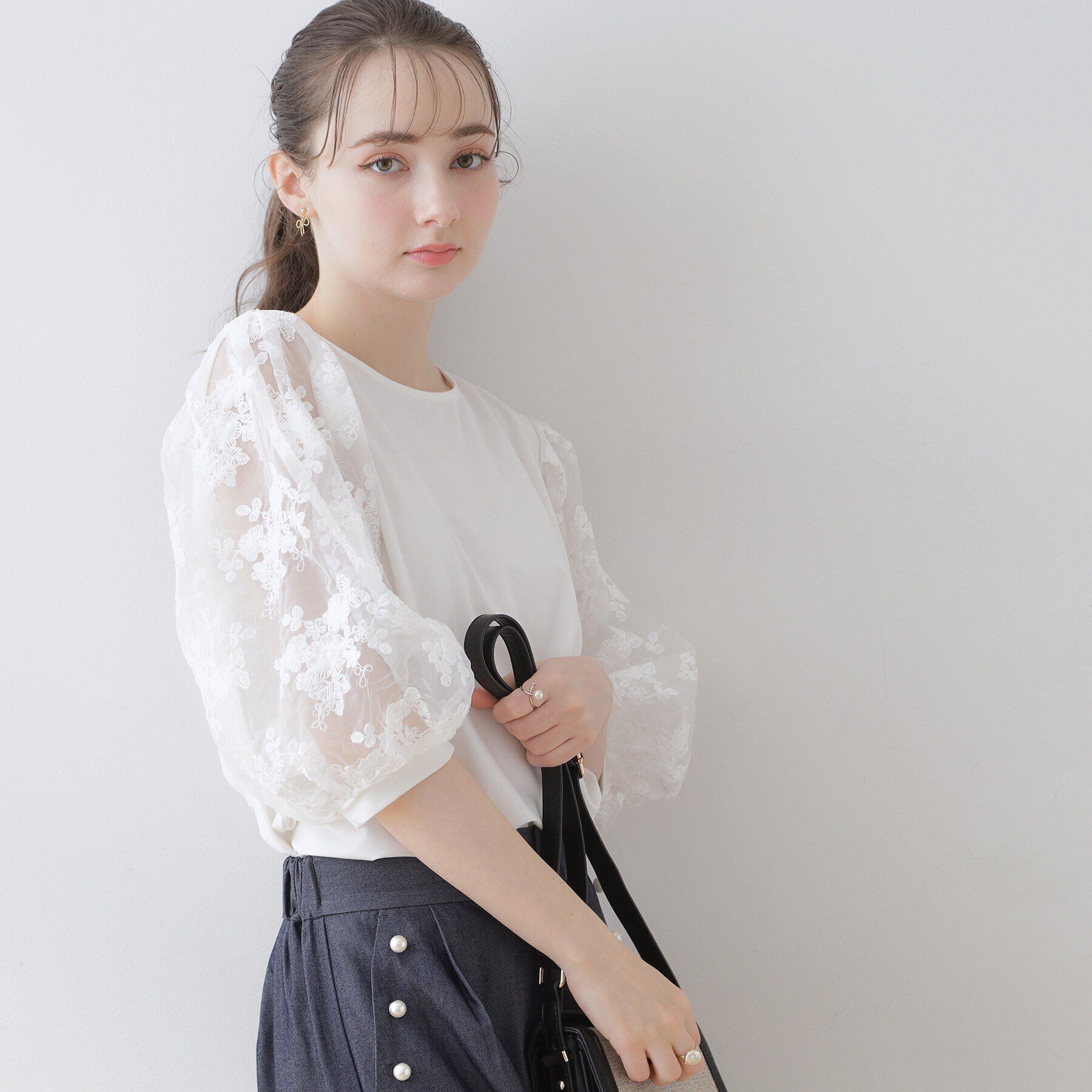 Couture broach「【二の腕カバー・残暑の秋にも使える】袖レースドッキングカットソー」|Tシャツ・カットソー|