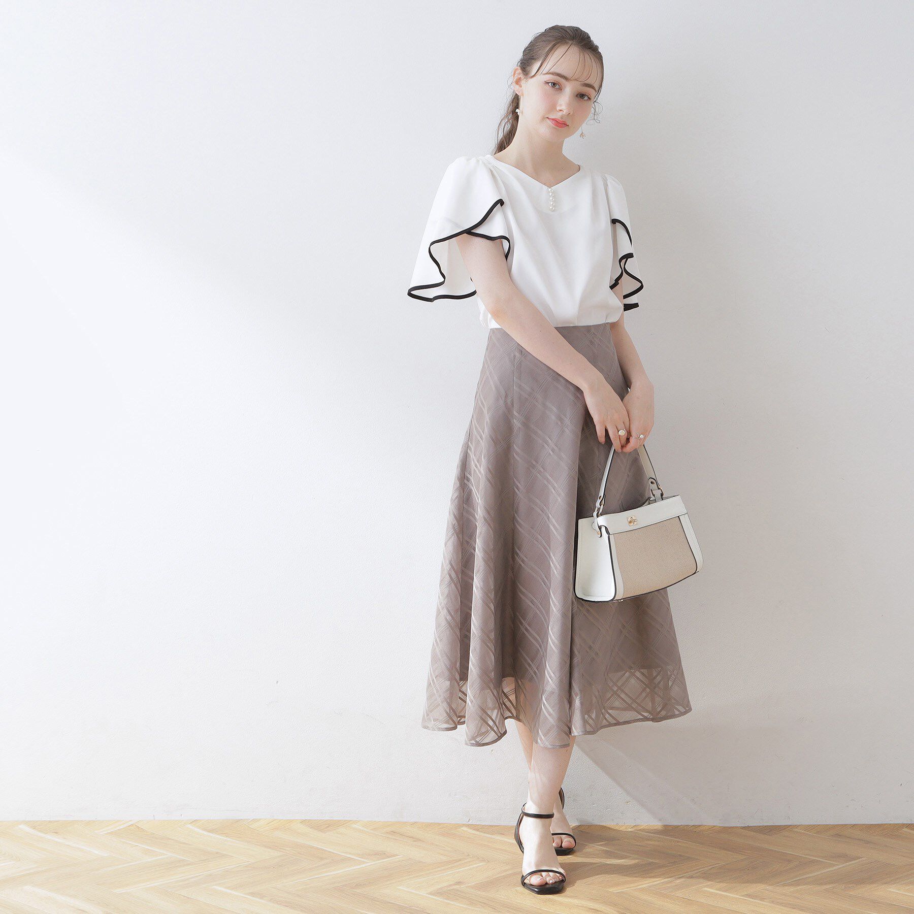 Couture broach「【洗える・二の腕カバー】一枚で華やかにきまるVネックパール調フレアブラウス」|シャツ・ブラウス|