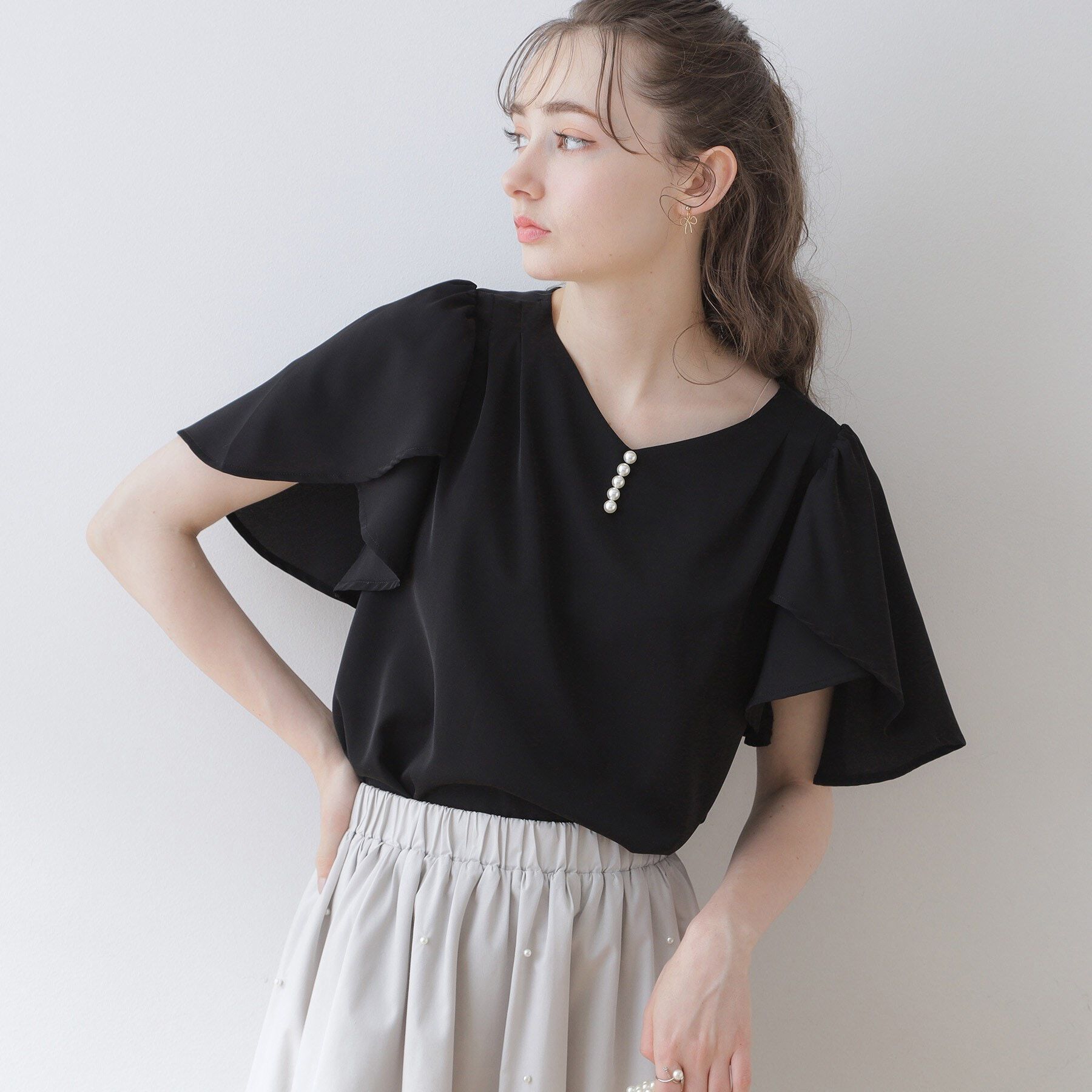 Couture broach「【洗える・二の腕カバー】一枚で華やかにきまるVネックパール調フレアブラウス」|シャツ・ブラウス|