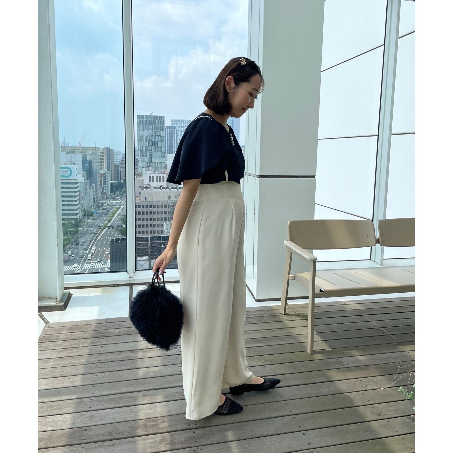 Couture broach「【洗える・二の腕カバー】一枚で華やかにきまるVネックパール調フレアブラウス」|シャツ・ブラウス|