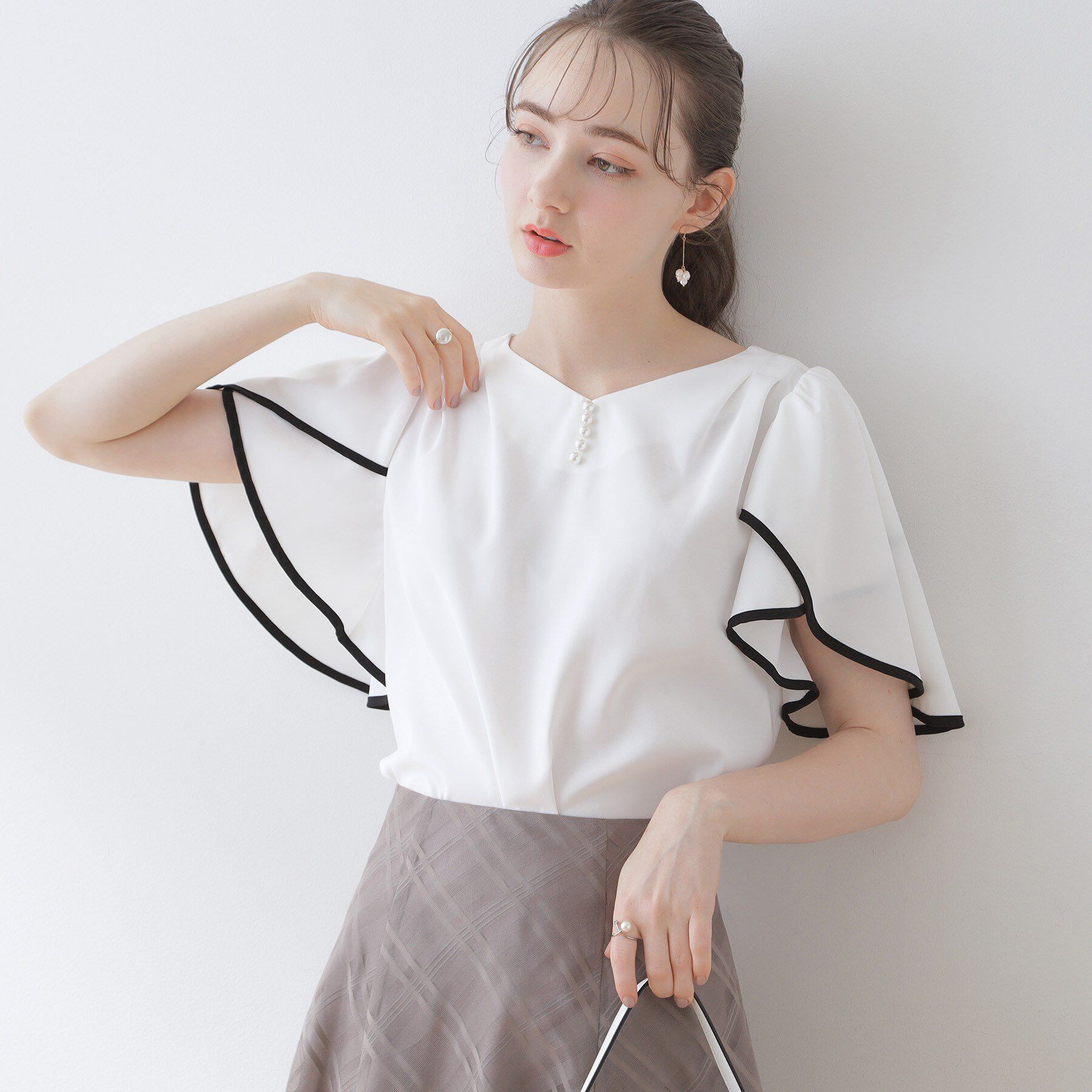 Couture broach「【洗える・二の腕カバー】一枚で華やかにきまるVネックパール調フレアブラウス」|シャツ・ブラウス|