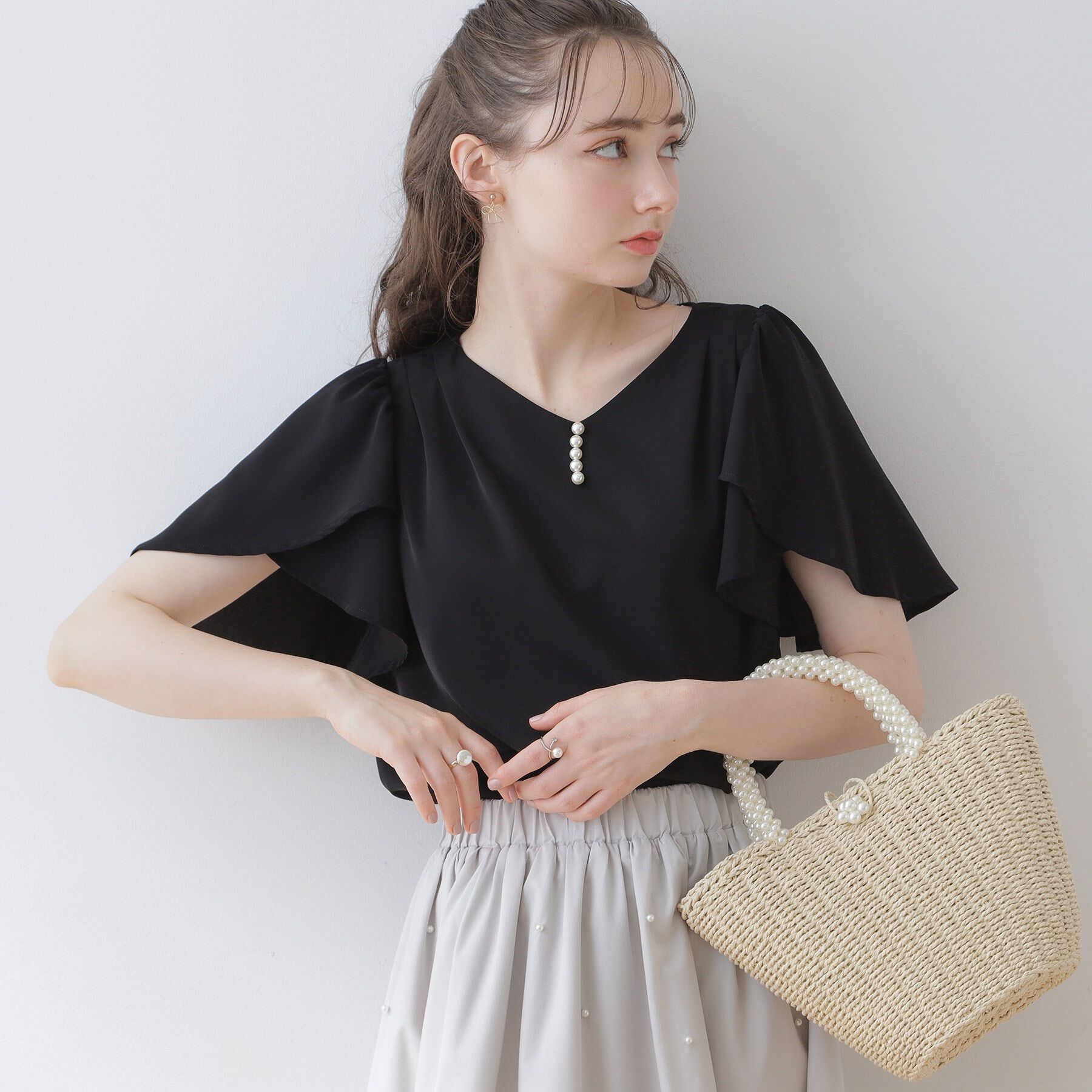 Couture broach「【洗える・二の腕カバー】一枚で華やかにきまるVネックパール調フレアブラウス」|シャツ・ブラウス|ﾌﾞﾗｯｸ(019)