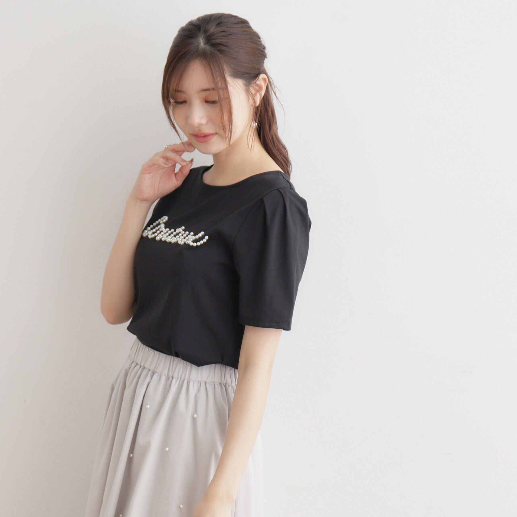Couture broach「【ほの甘、大人のフェミニンカジュアルT】パール調ロゴT」|Tシャツ・カットソー|