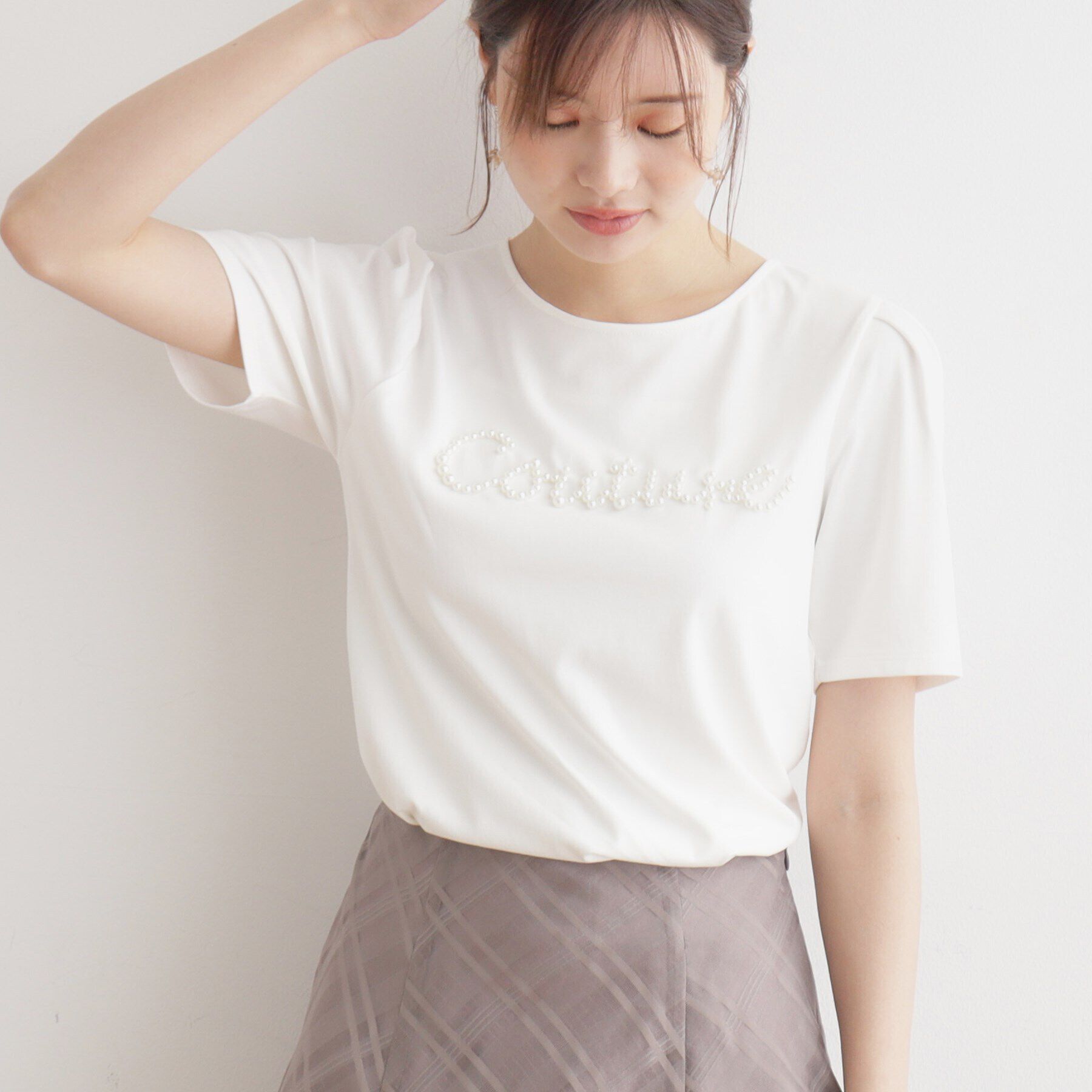 Couture broach「【ほの甘、大人のフェミニンカジュアルT】パール調ロゴT」|Tシャツ・カットソー|