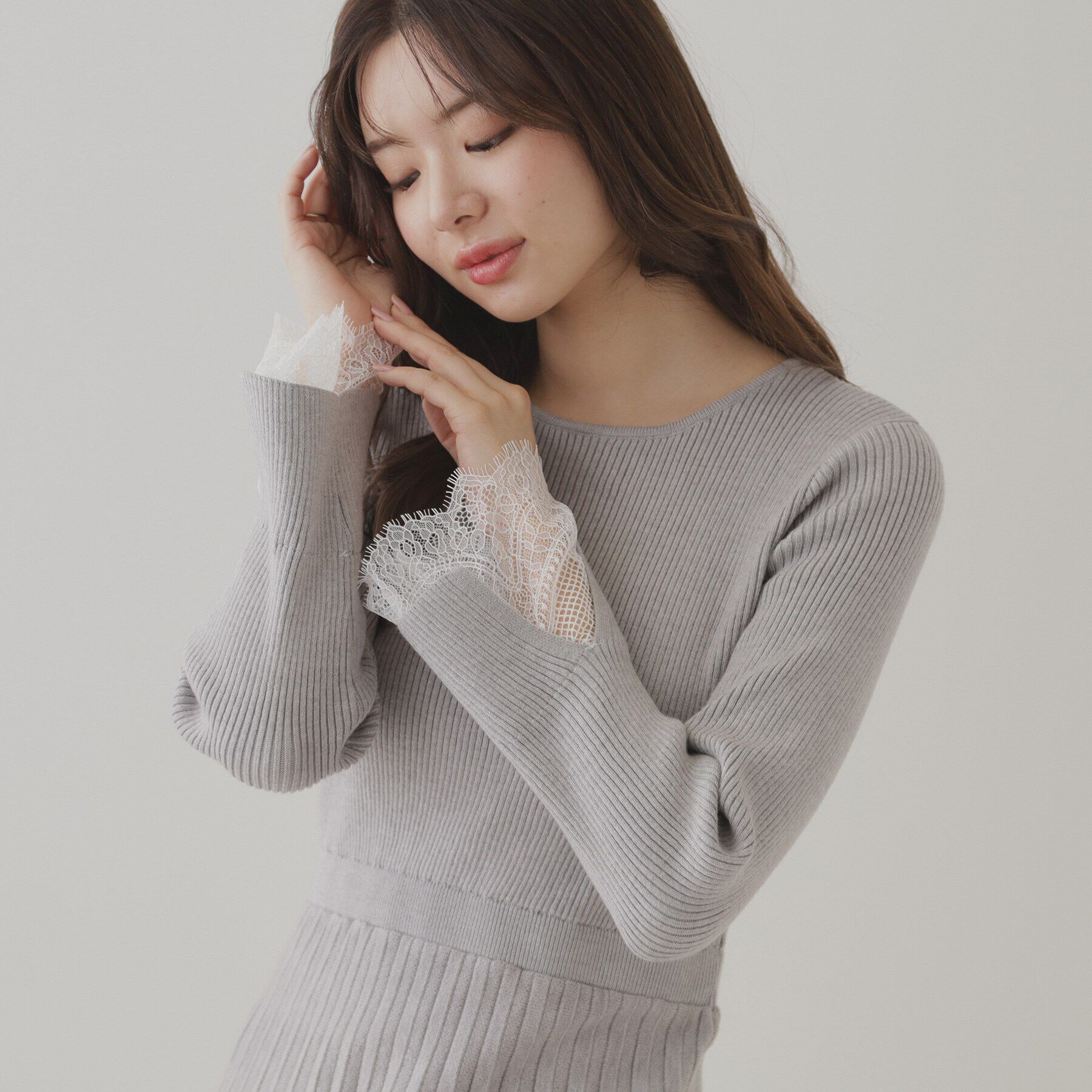 Couture broach「【優雅なレディワンピース】袖裾レースデザインニットワンピース」|ワンピース|