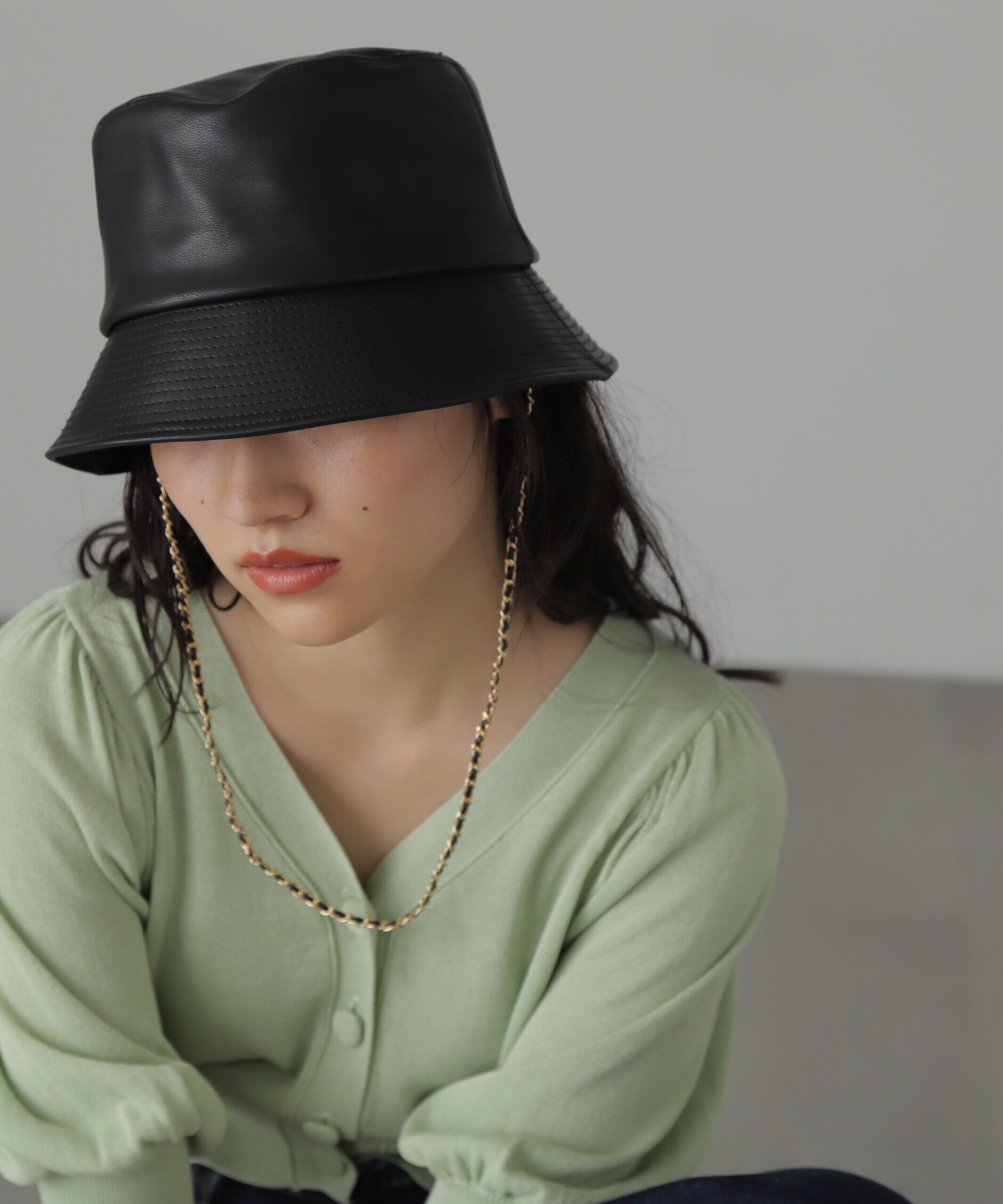  「チェーン付きPUバケットハット」|ソックス|ブラック