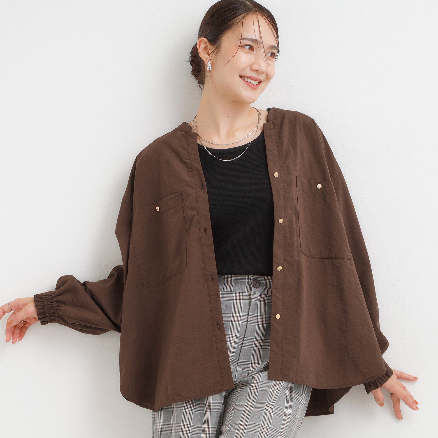 SHOO･LA･RUE「【洗える/S-LL】羽織りにもなる ビックポケットVネックシャツ」|シャツ・ブラウス|ブラウン(043)