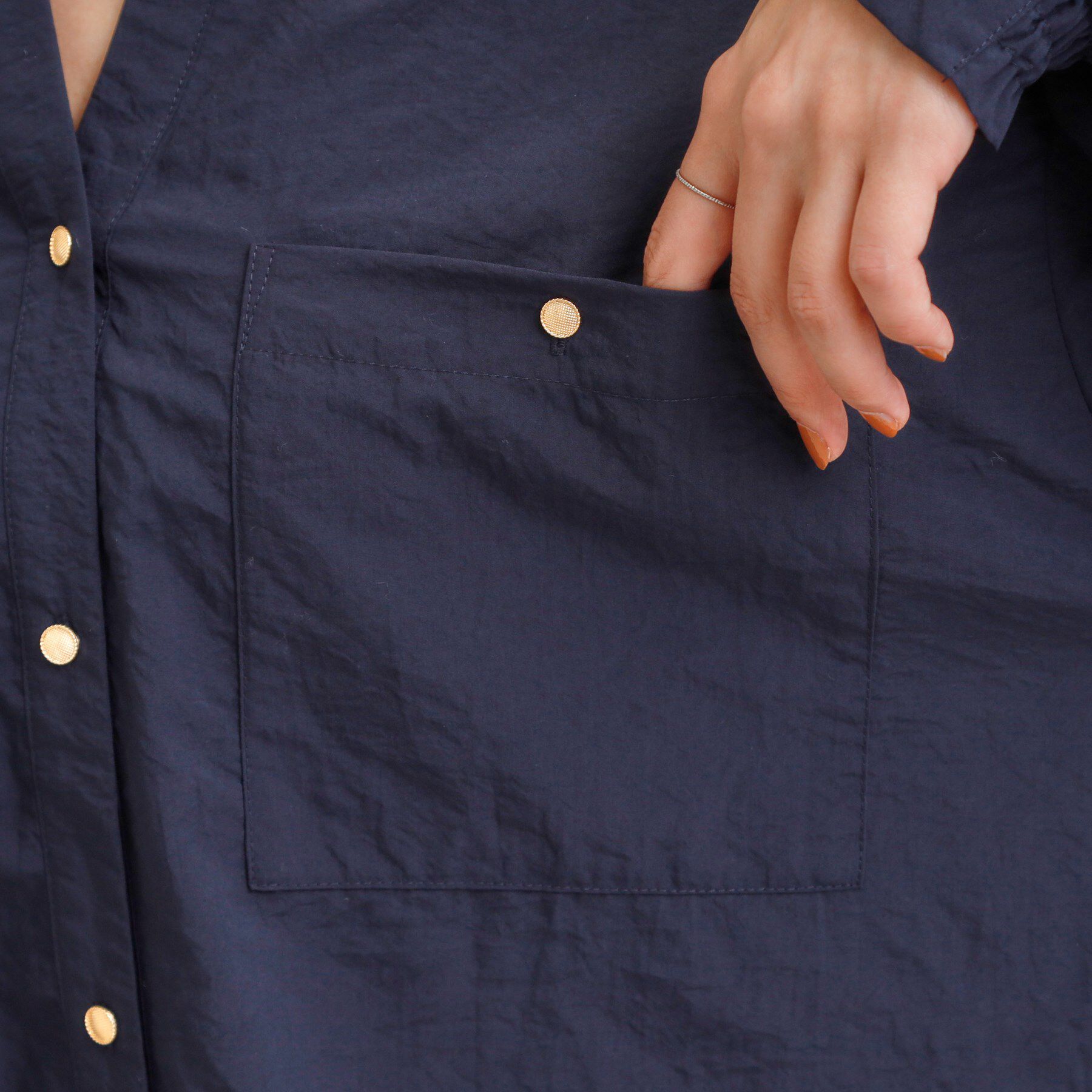 SHOO･LA･RUE「【洗える/S-LL】羽織りにもなる ビックポケットVネックシャツ」|シャツ・ブラウス|