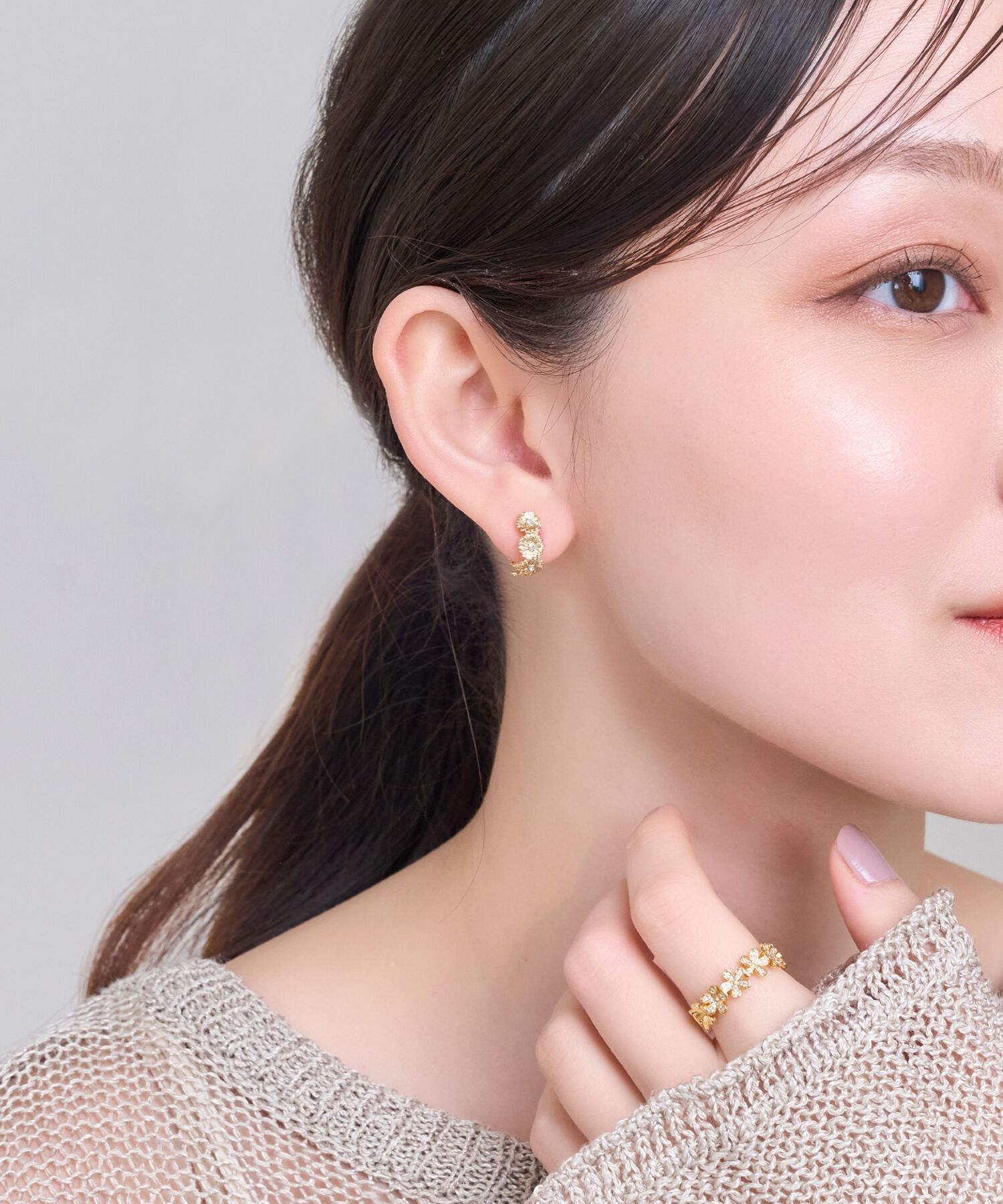 Phoebe「【金属アレルギー対応】マーガレットフラワーフープピアス　ゴールド」|ピアス|