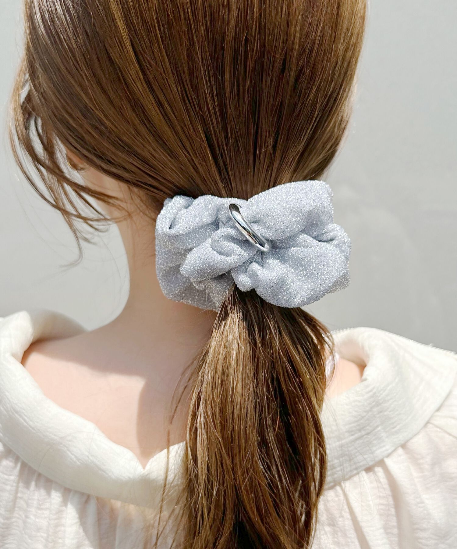 Phoebe「メタルグリッターシュシュ　ライトグレー」|ヘアゴム・シュシュ|