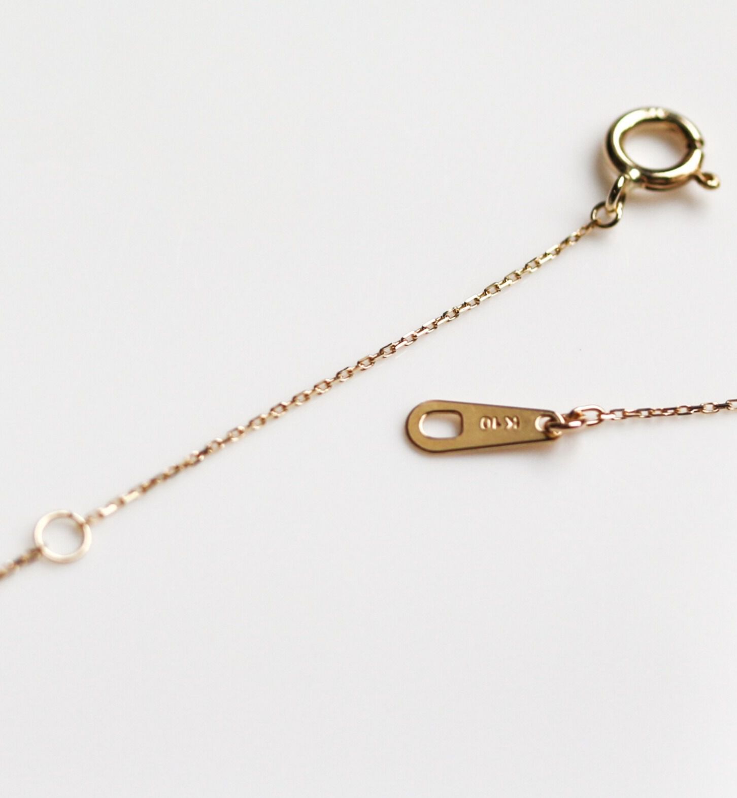  「ゴールド コイン イニシャル ネックレス | K10YG〈イニシャルE〉」|ネックレス|