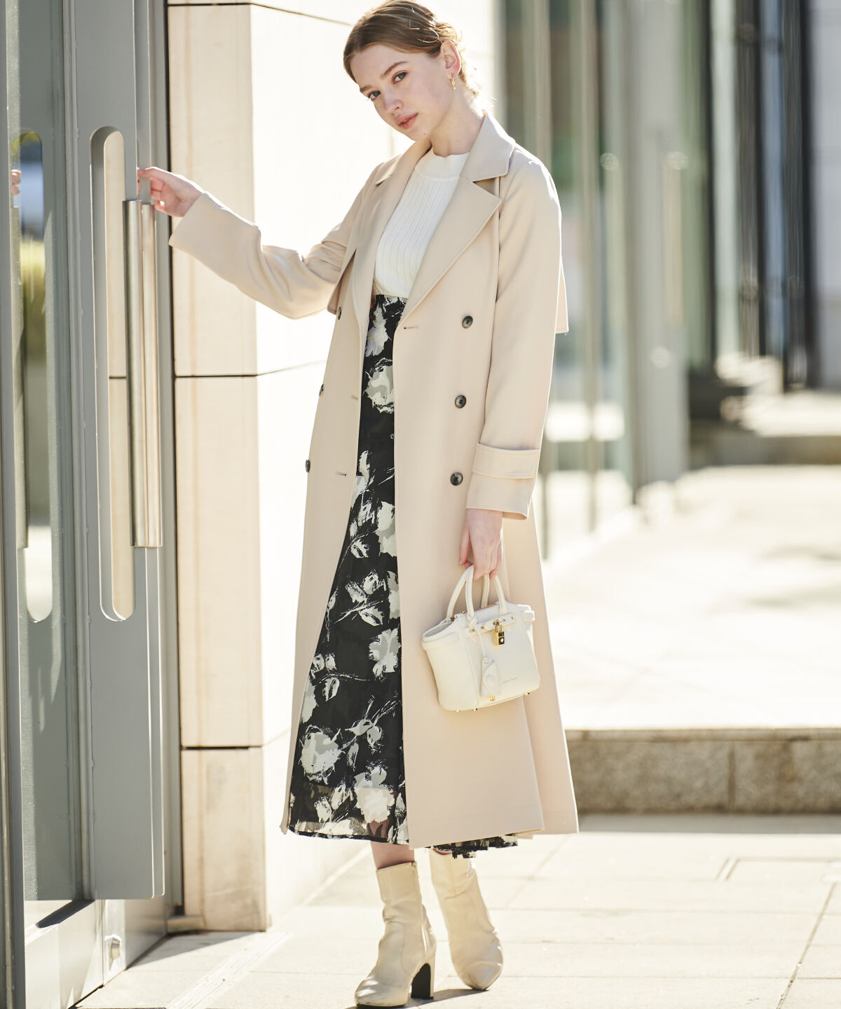 アンドクチュール「バックフレアドレープトレンチコート」|トレンチコート|