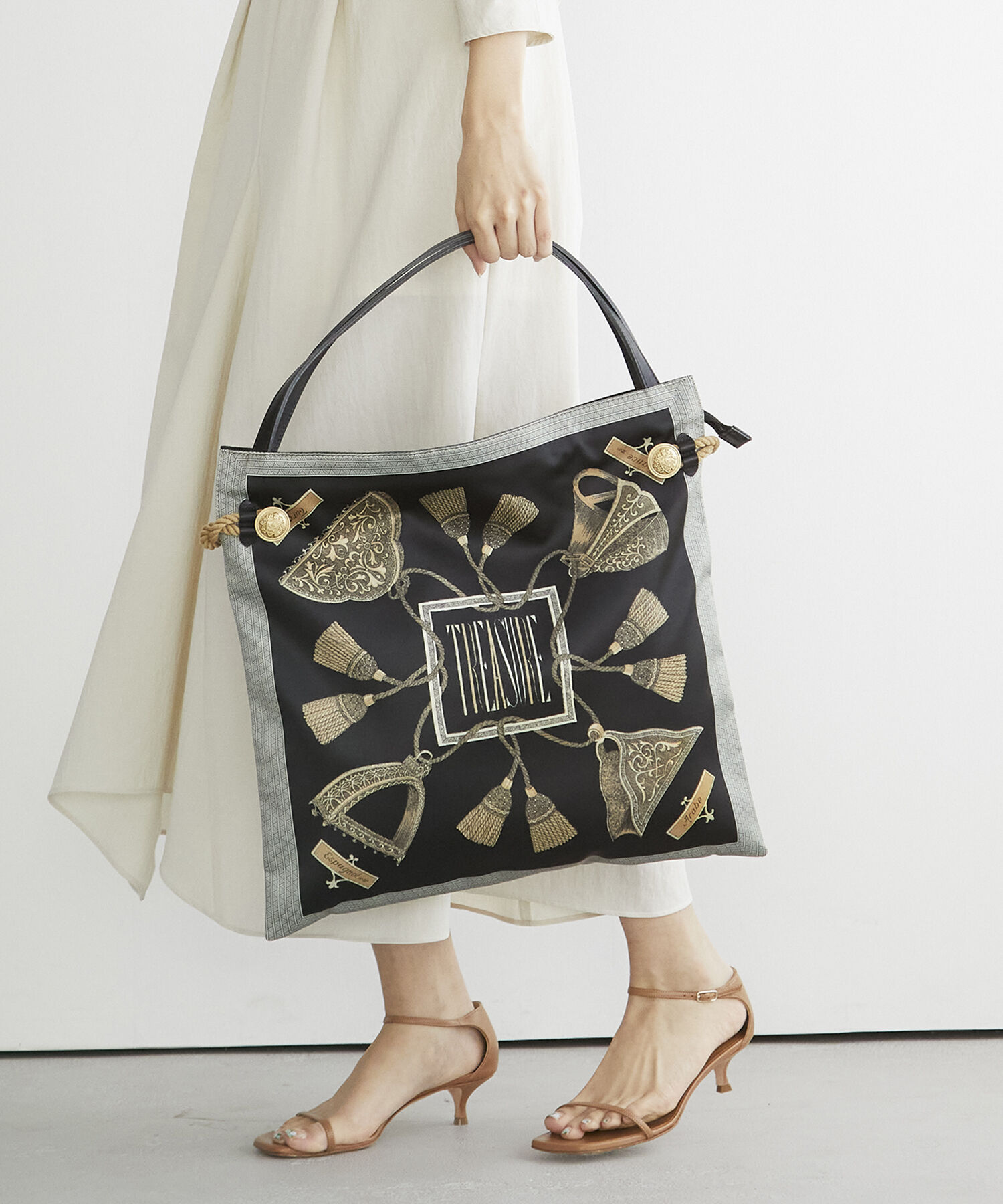 TOPKAPI TREASURE「【TREASURE TOPKAPI】 【アーカイブ】マイルドサテン スカーフ パネル柄 トートバッグ 2023」|トートバッグ|チャコールグレー