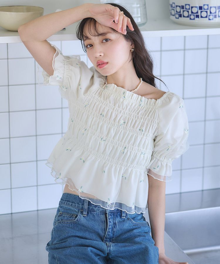 earth music&ecology「フラワー刺繍シャーリングプルオーバー」|シャツ・ブラウス|Ivory