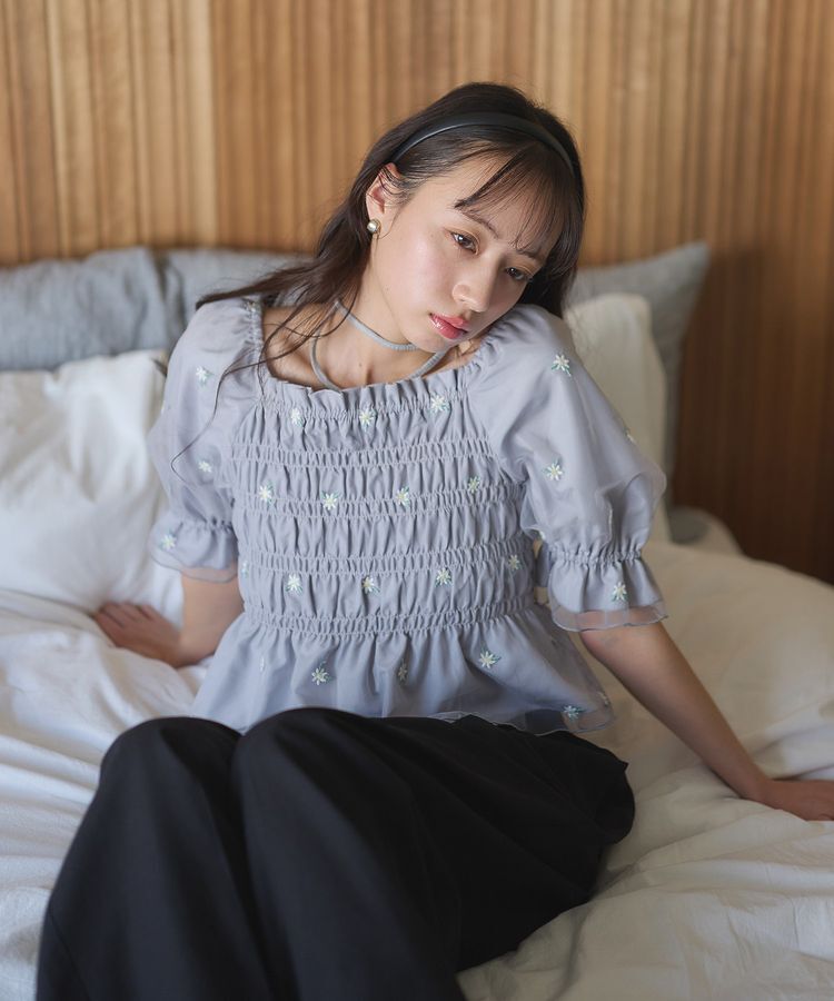 earth music&ecology「フラワー刺繍シャーリングプルオーバー」|シャツ・ブラウス|