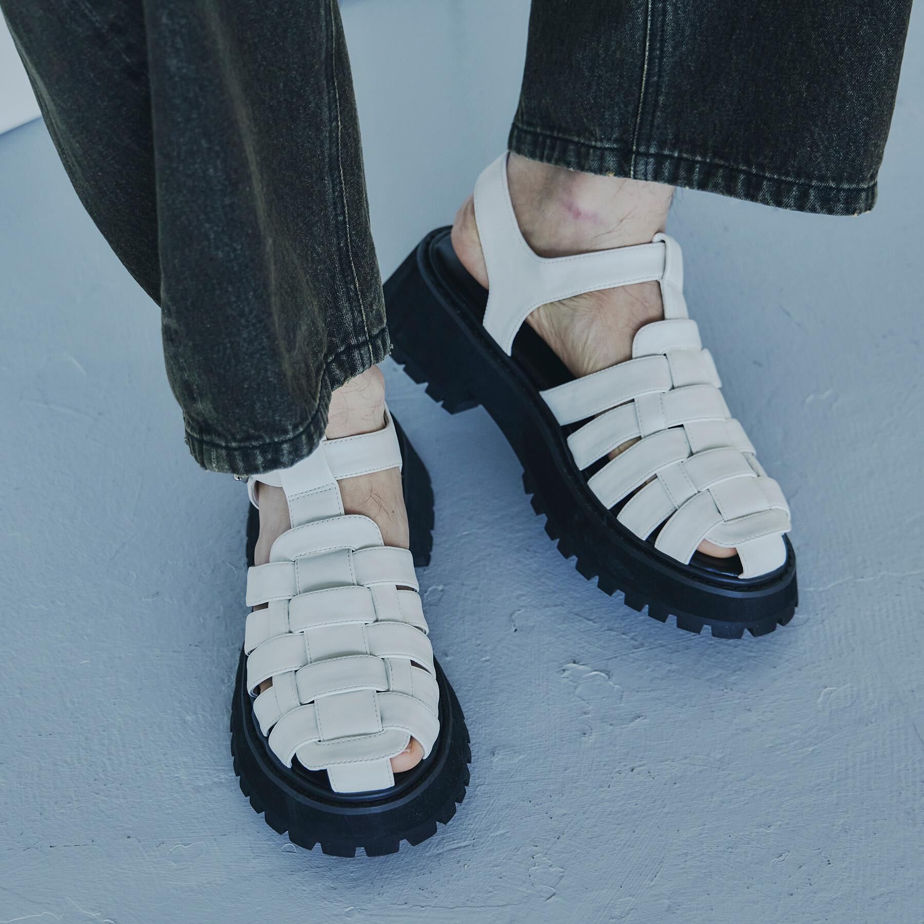 tk.TAKEO KIKUCHI「グルカチャンキーサンダル」|サンダル|ホワイト(001)