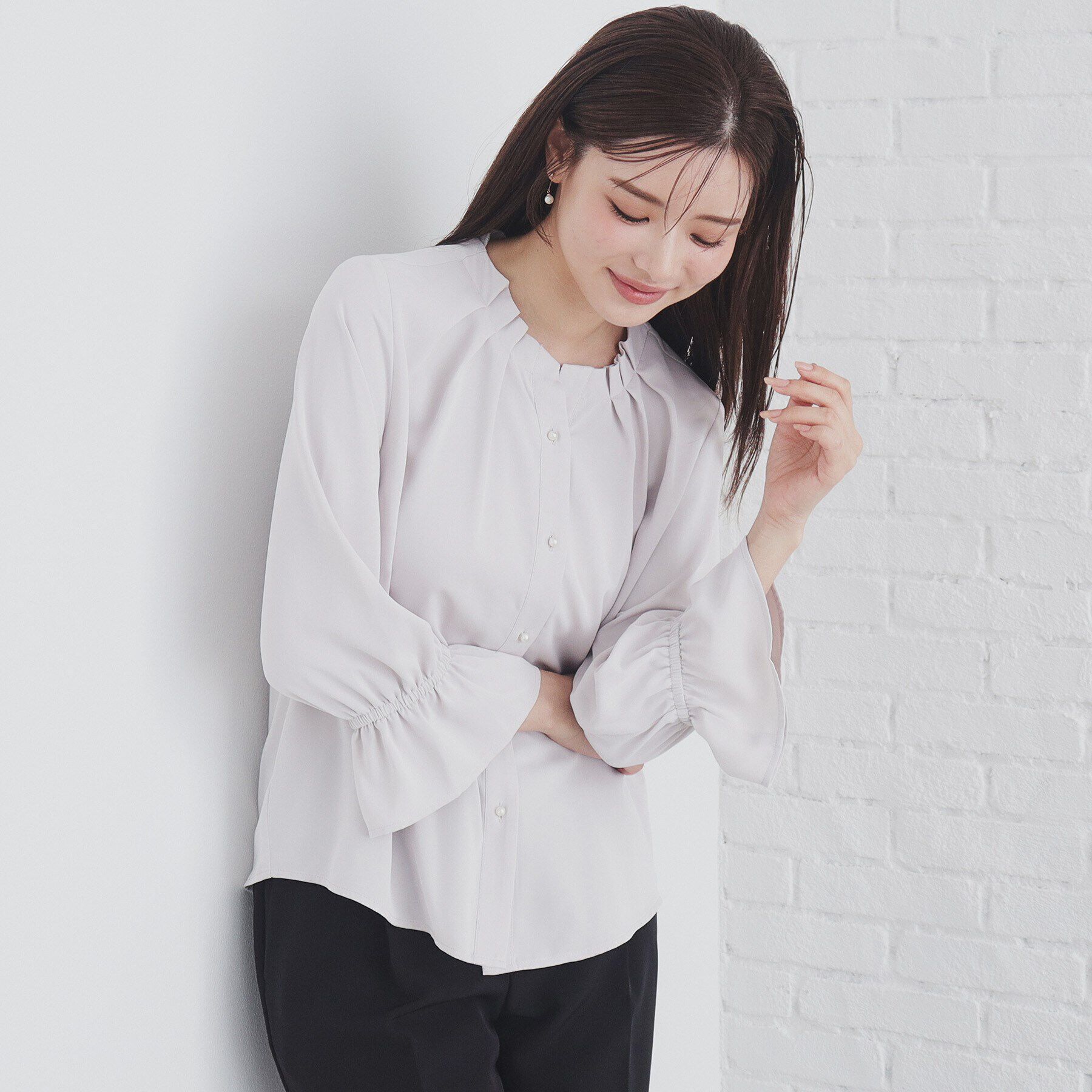 index「タックネックパール調ブラウス【洗濯機洗い可/ストレッチ/イージーアイロン】」|シャツ・ブラウス|グレージュ(050)