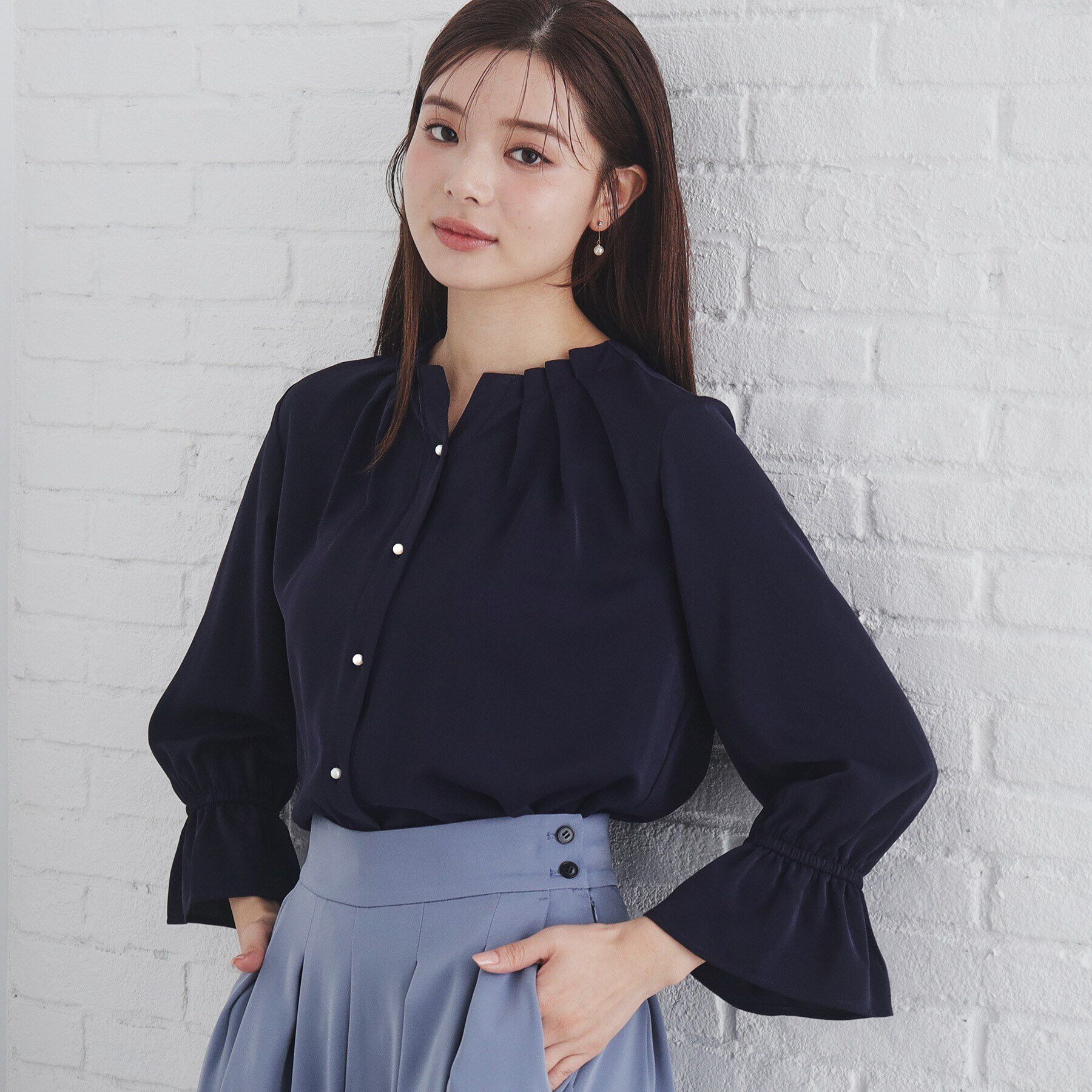 index「タックネックパール調ブラウス【洗濯機洗い可/ストレッチ/イージーアイロン】」|シャツ・ブラウス|ネイビー(094)