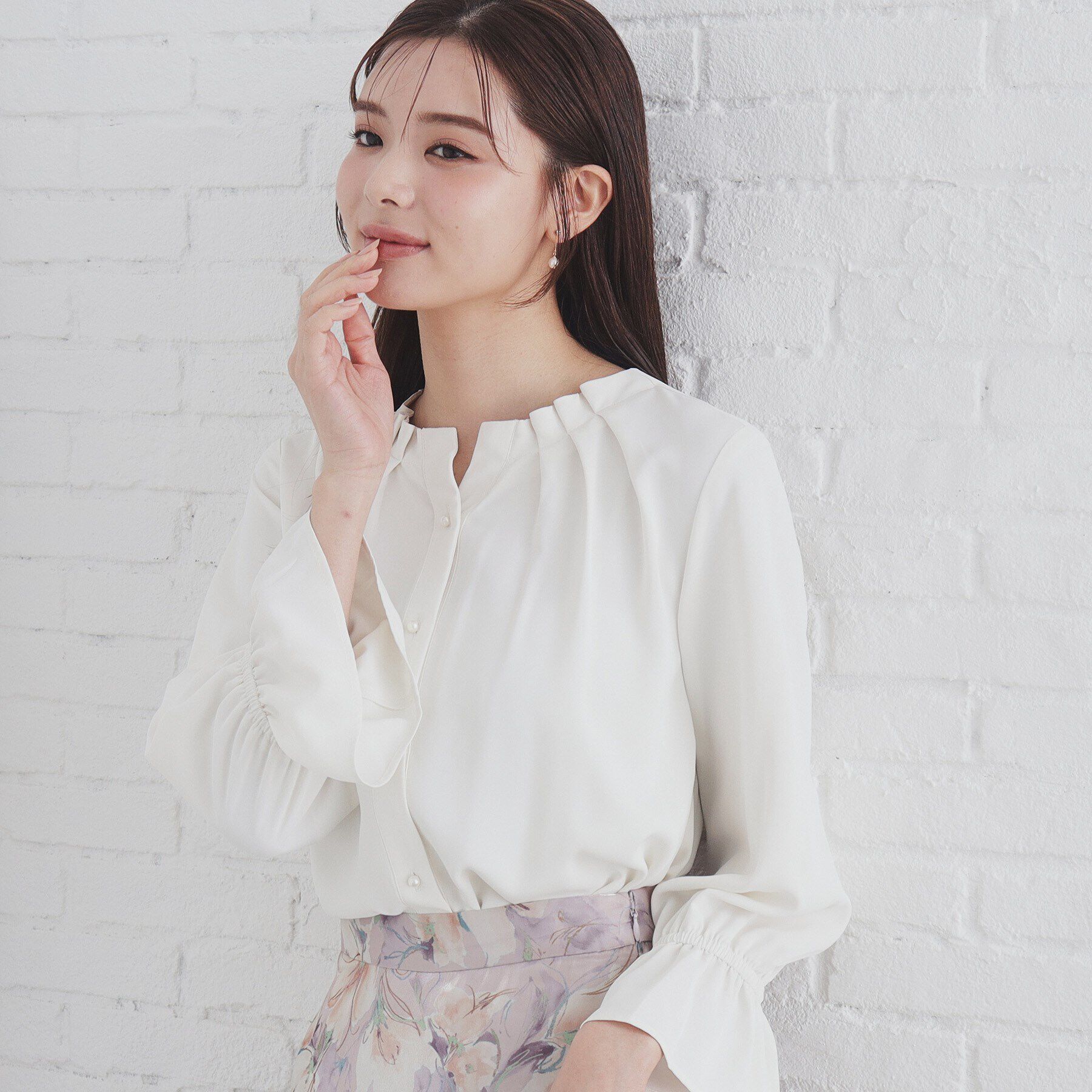 index「タックネックパール調ブラウス【洗濯機洗い可/ストレッチ/イージーアイロン】」|シャツ・ブラウス|オフホワイト(803