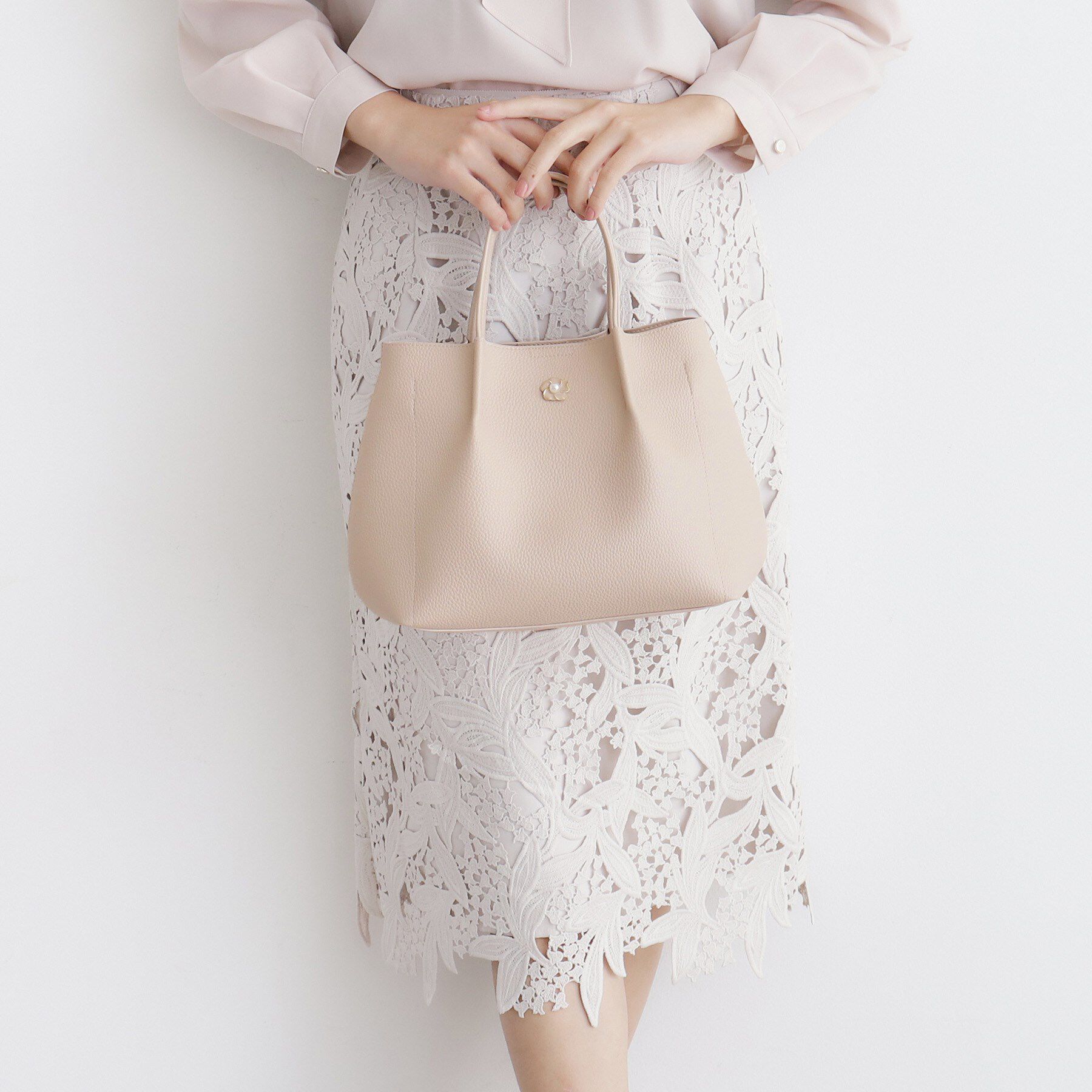 index「【2WAY】フラワーパーツ合皮ミドルトートバッグ」|トートバッグ|