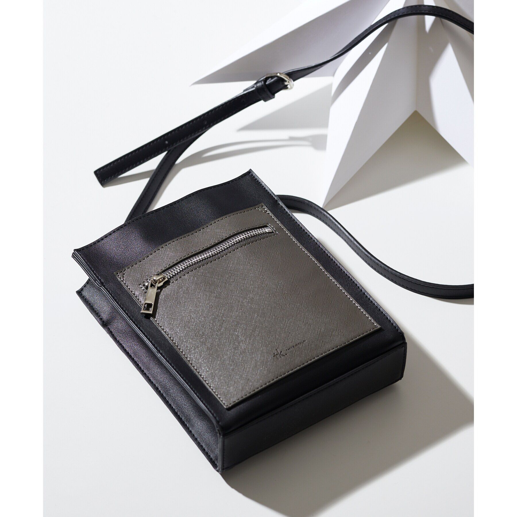 tk.TAKEO KIKUCHI「フロントポケットミニショルダーバッグ」|ショルダー・メッセンジャー|ブラック(419)