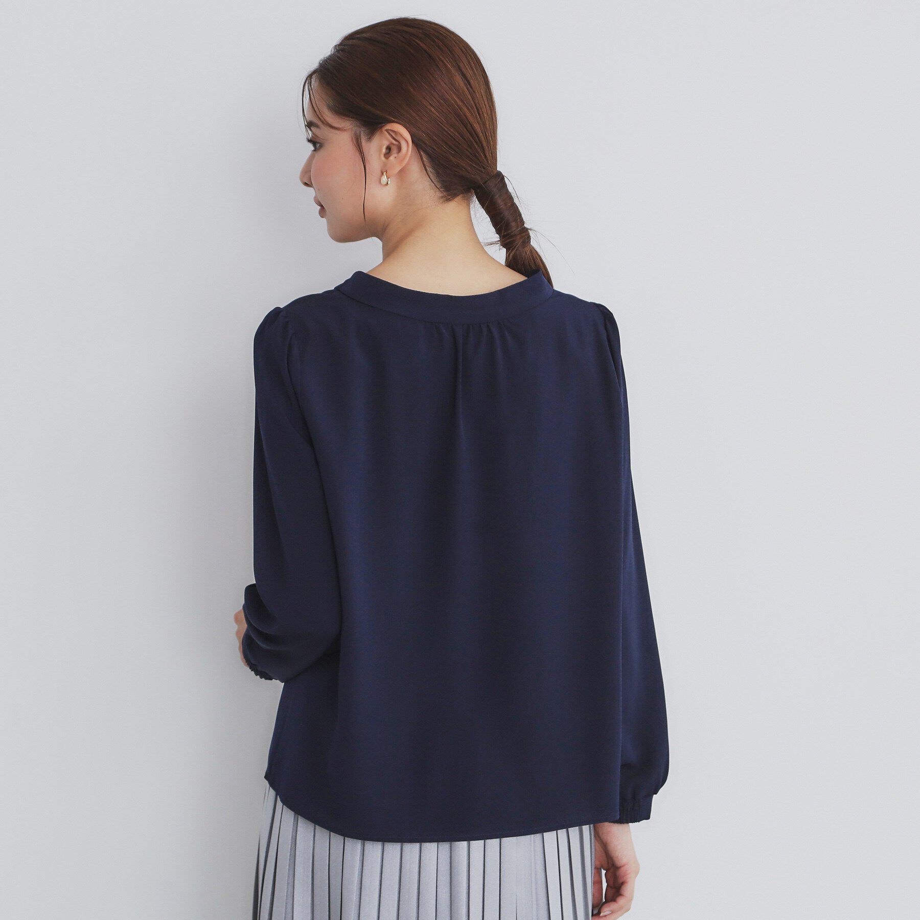 index「タックロールVネックブラウス【洗濯機洗い可/イージーアイロン/防シワ】」|シャツ・ブラウス|