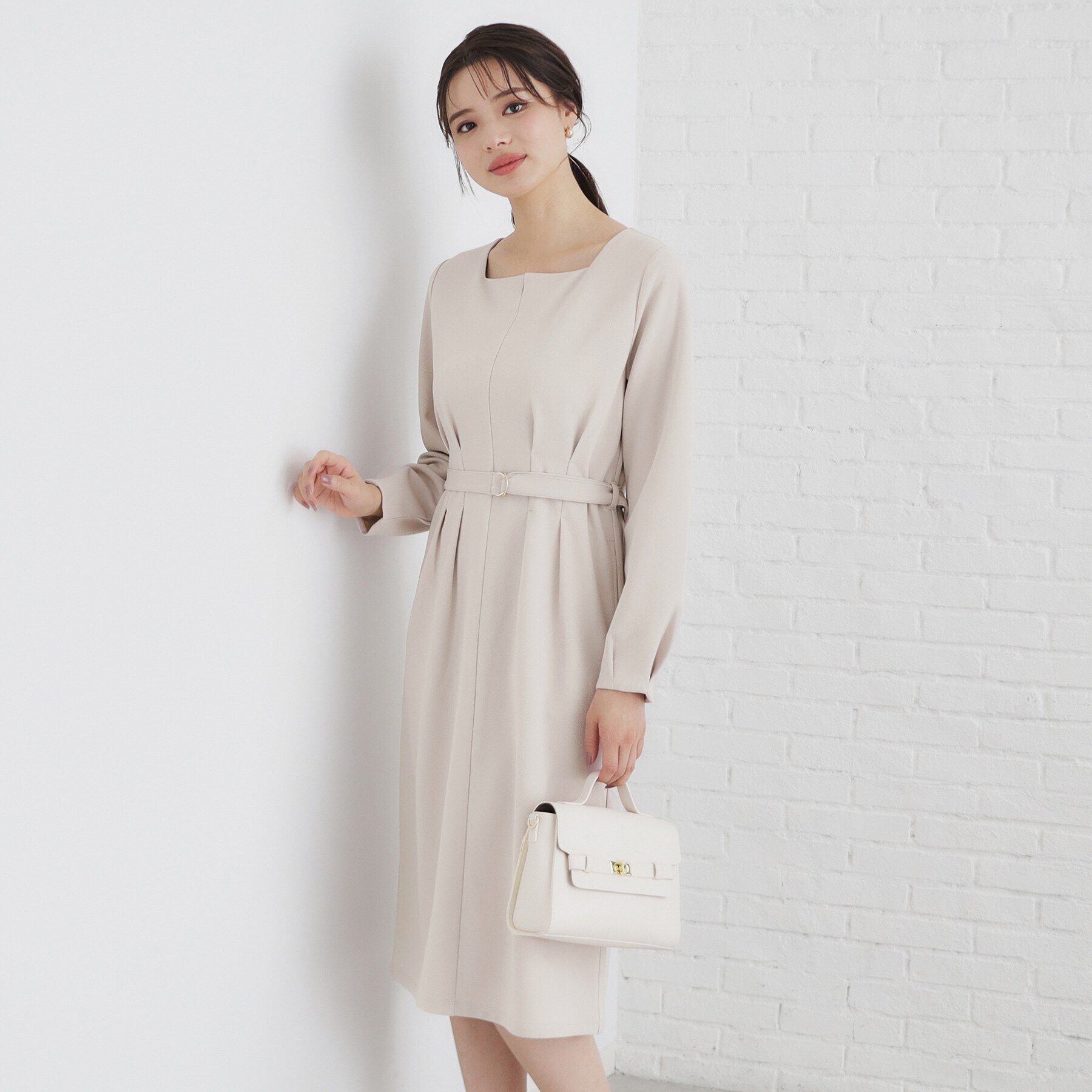 index「ストレッチウエストタックワンピース【洗濯機洗い可/抗ピル/防シワ】」|ワンピース|グレージュ(050)