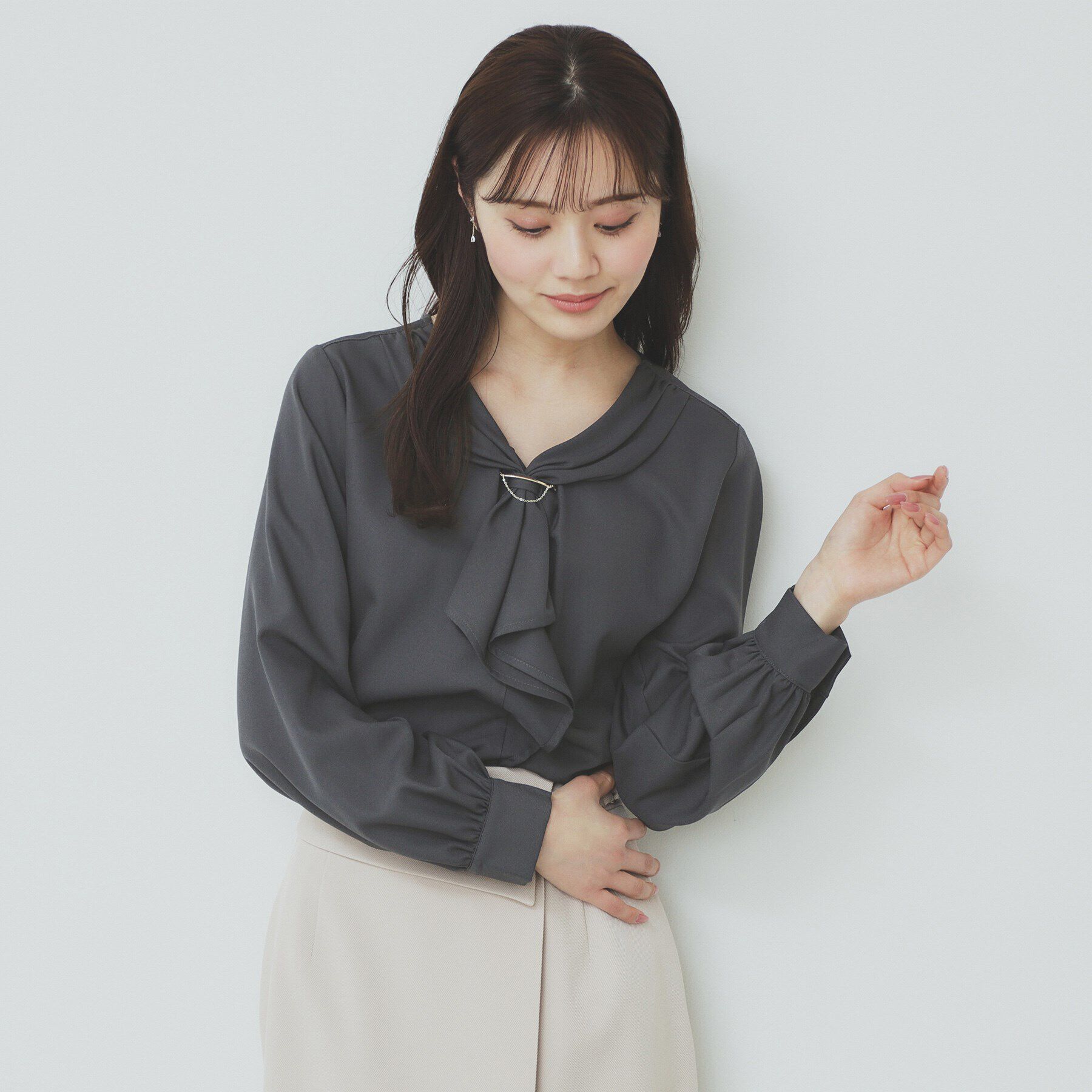 index「ストレッチラッフルボウタイブラウス【洗濯機洗い可/防シワ】」|シャツ・ブラウス|チャコールグレー(0