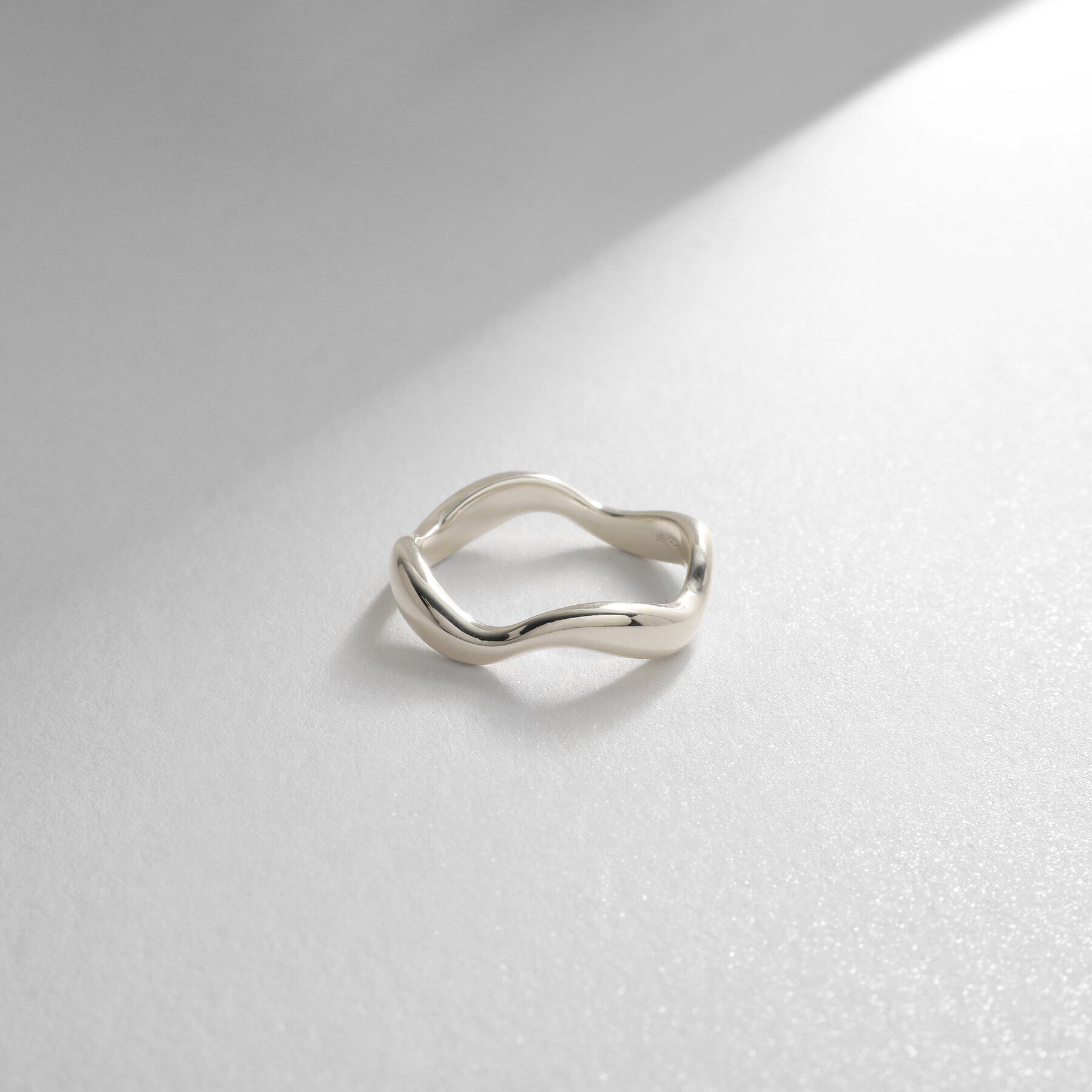 COCOSHNIK ONKITSCH「シルバー ニュアンスリング ウェーブ」|リング|シルバー(600)