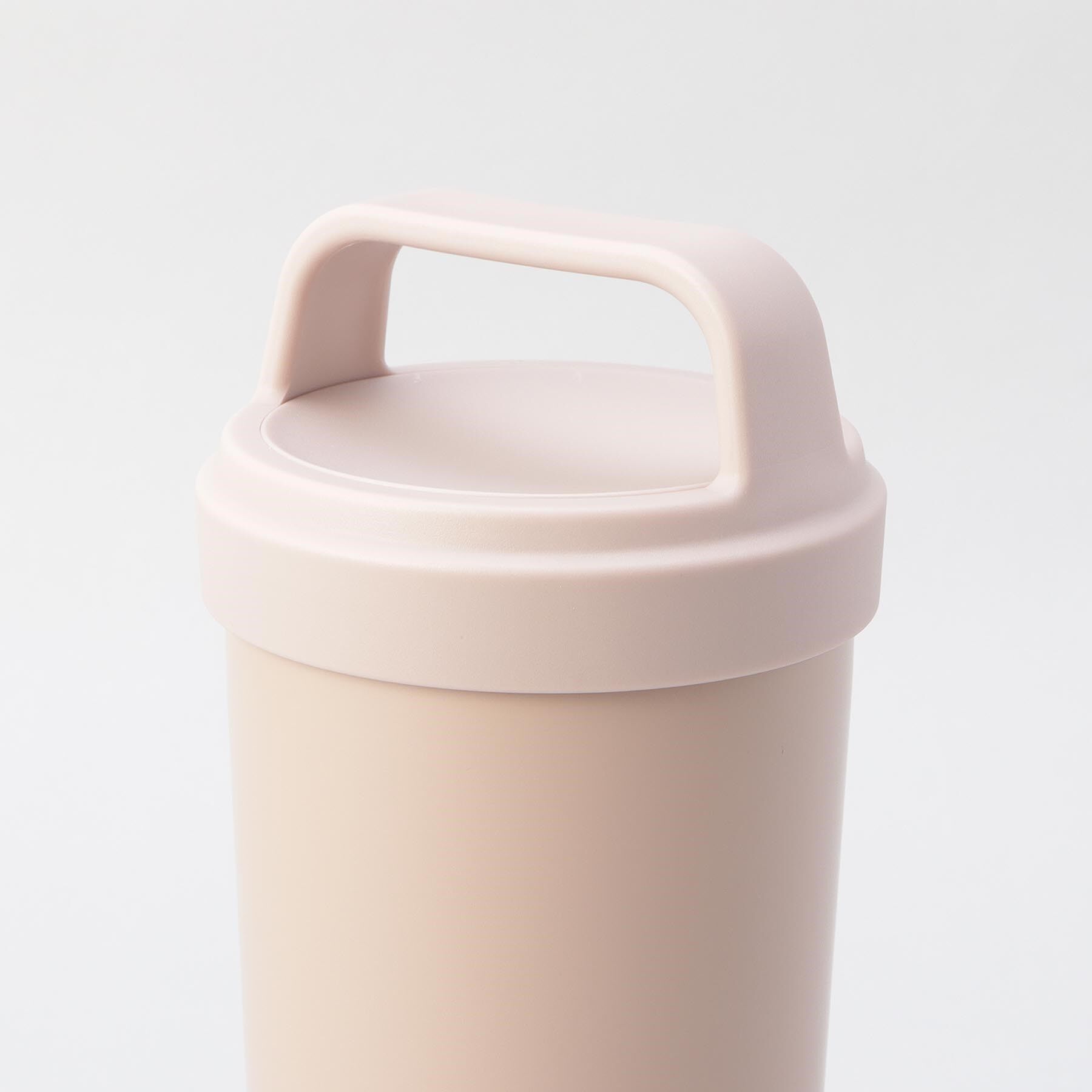 212 KITCHEN STORE「holms ハンドル付きタンブラー 500 スモークピンク」|グラス・マグカップ|