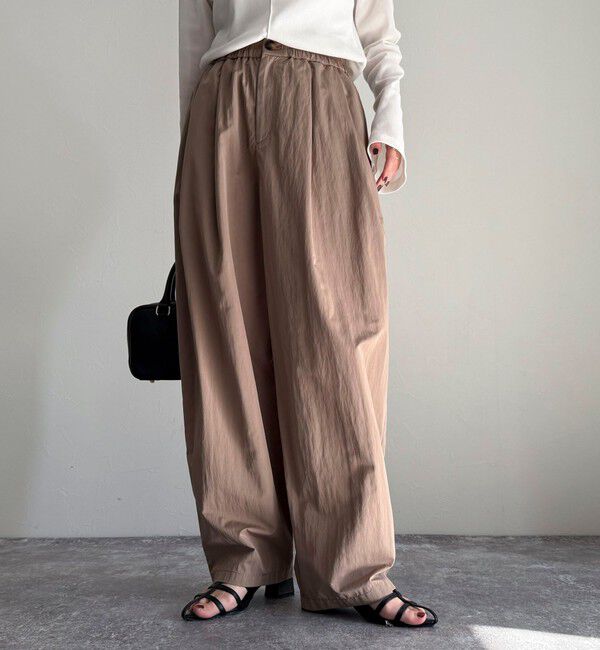 fredy emue「ナイロンギャザータックパンツ」|チノ|