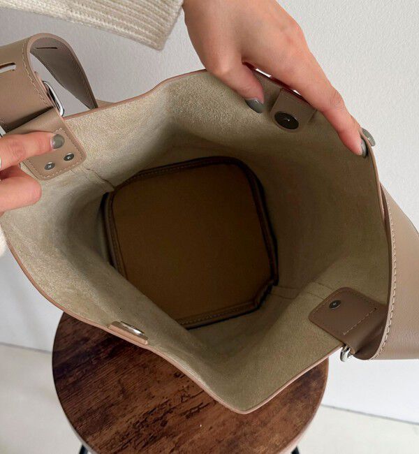 fredy emue「タテ型2wayレザーホーボーバッグ」|ショルダー・メッセンジャー|