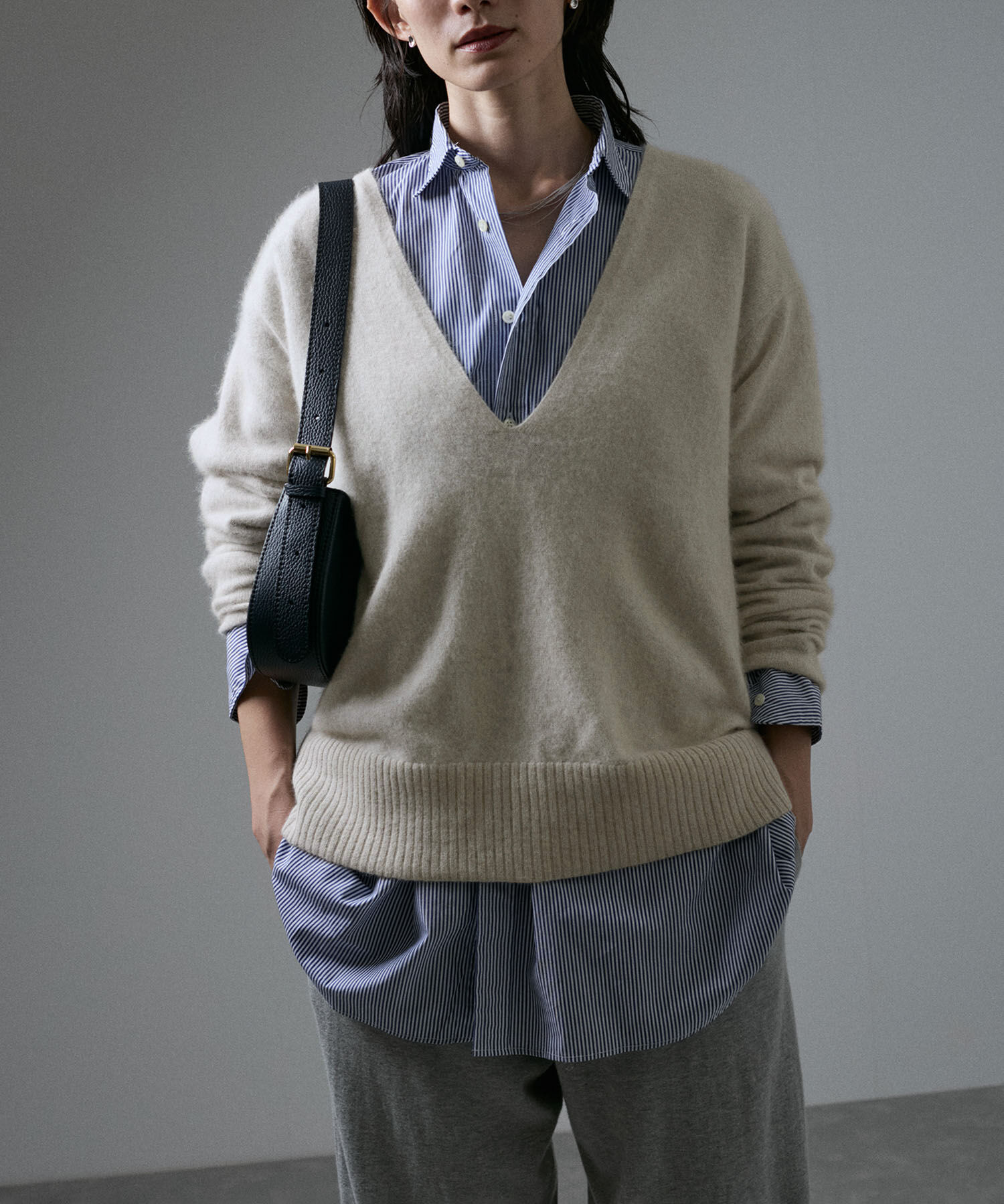 SALON adam et rope'「【セットアップ対応】FOX WOOLラメニットディープVネックプルオーバー」|ニット・セーター|