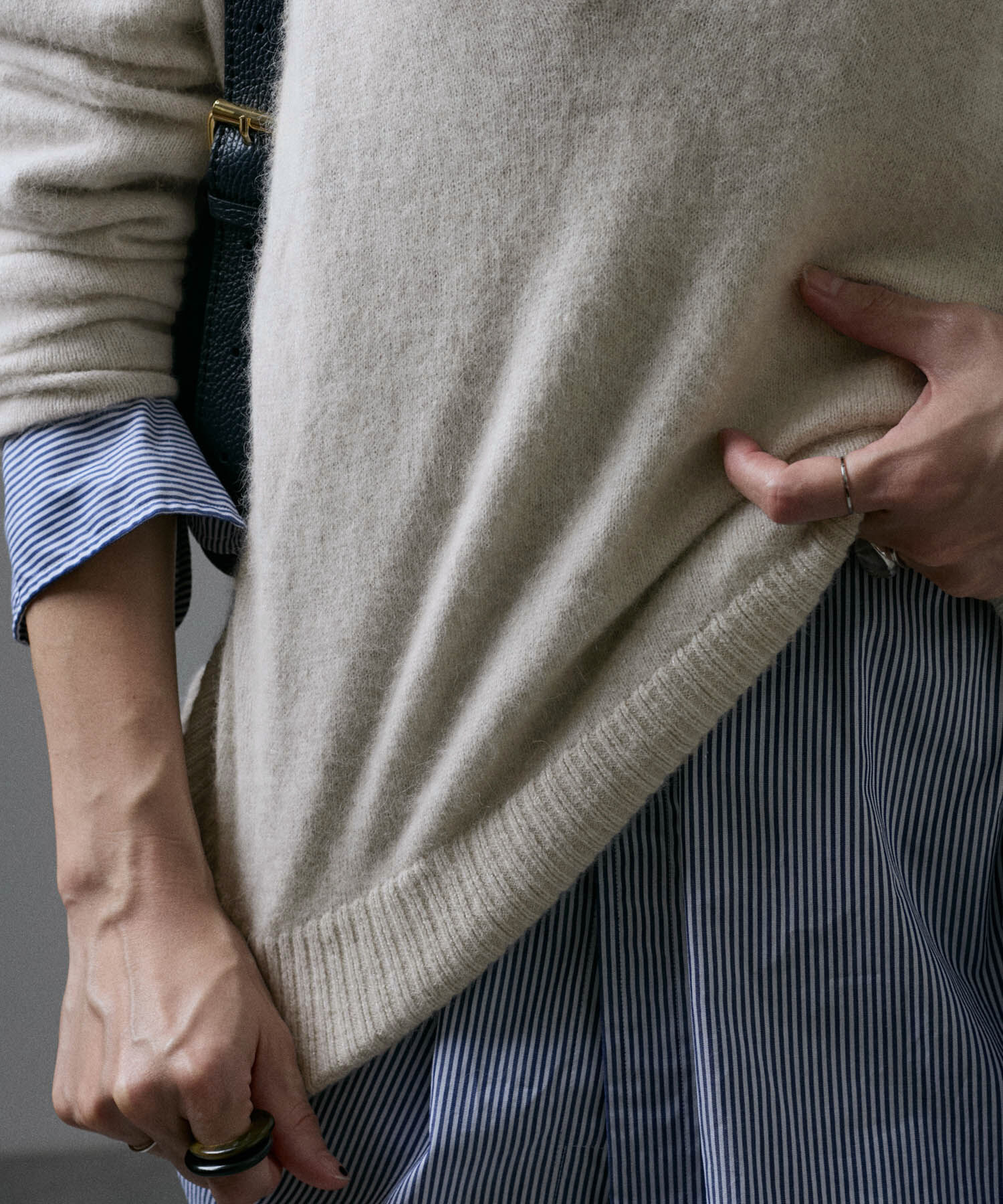 SALON adam et rope'「【セットアップ対応】FOX WOOLラメニットディープVネックプルオーバー」|ニット・セーター|