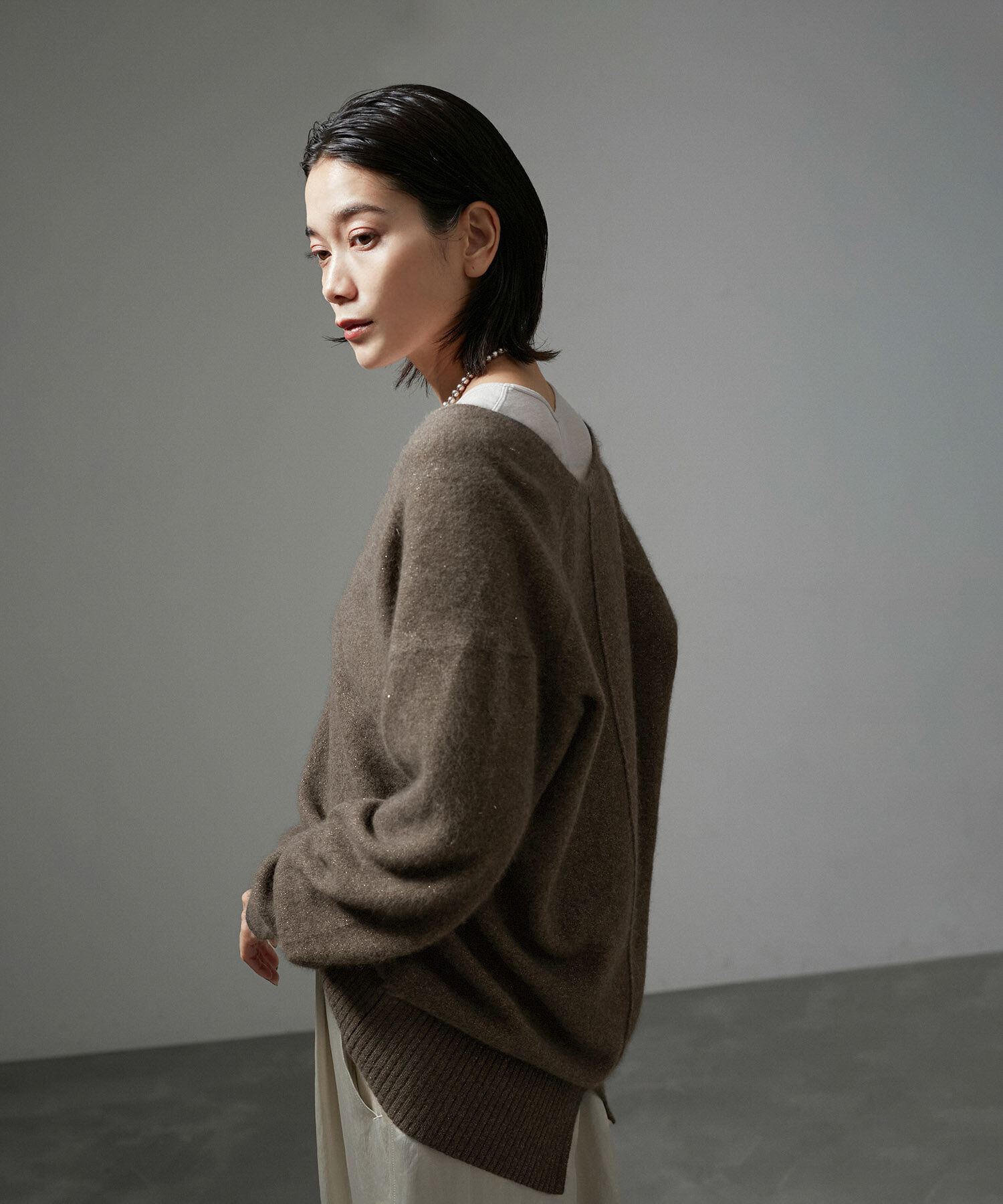 SALON adam et rope'「【セットアップ対応】FOX WOOLラメニットディープVネックプルオーバー」|ニット・セーター|