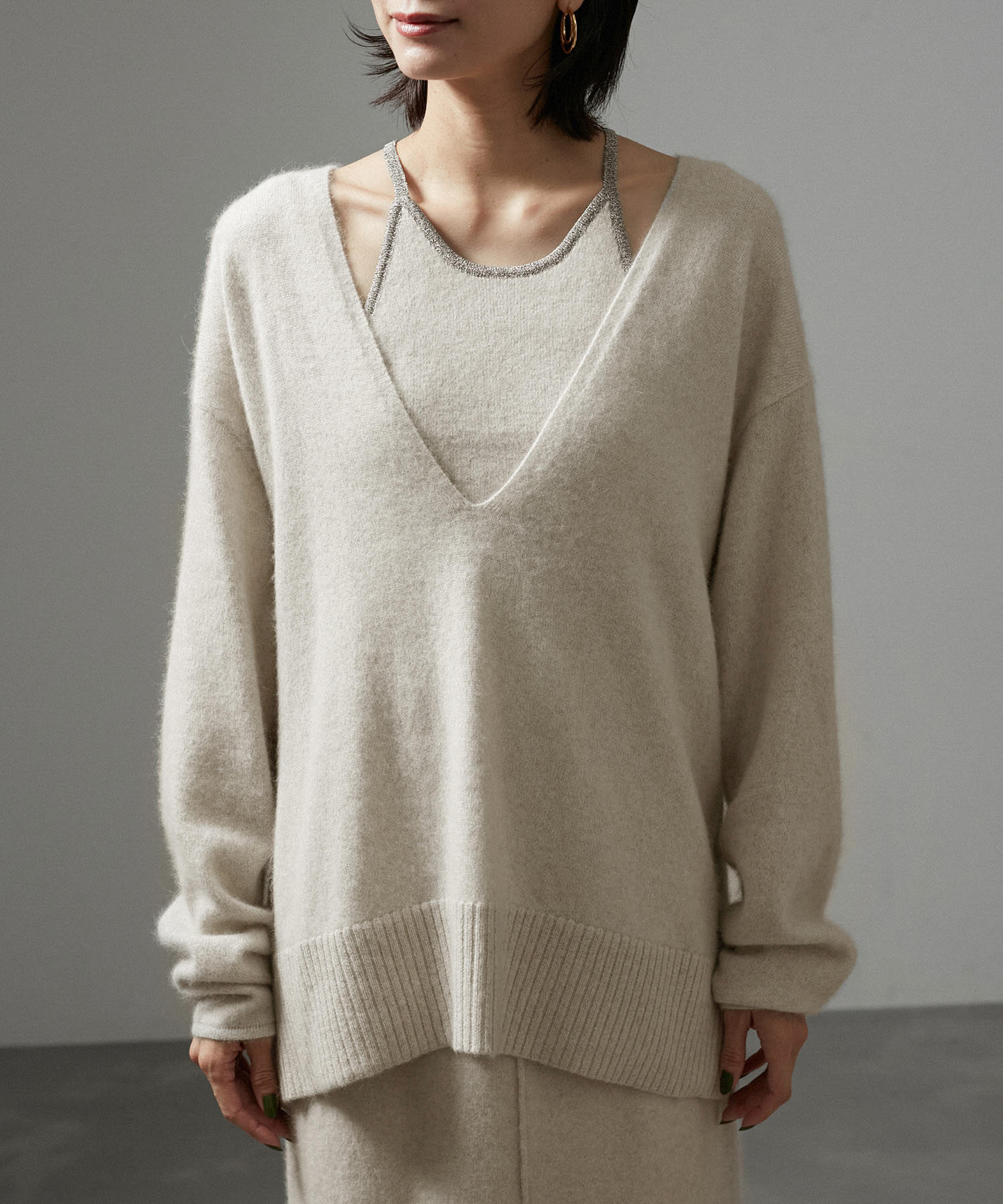 SALON adam et rope'「【セットアップ対応】FOX WOOLラメニットディープVネックプルオーバー」|ニット・セーター|