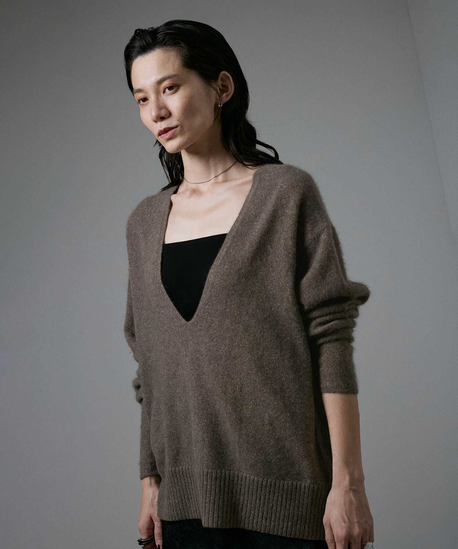 SALON adam et rope'「【セットアップ対応】FOX WOOLラメニットディープVネックプルオーバー」|ニット・セーター|ブラウン系(23)