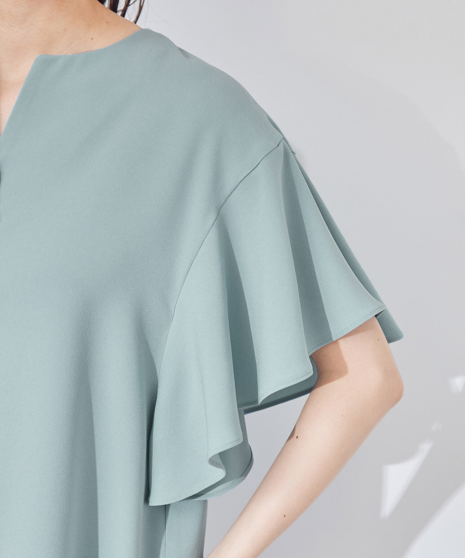 ROPE「【洗える】バックサテンジョーゼットラッフルスリーブブラウス」|シャツ・ブラウス|