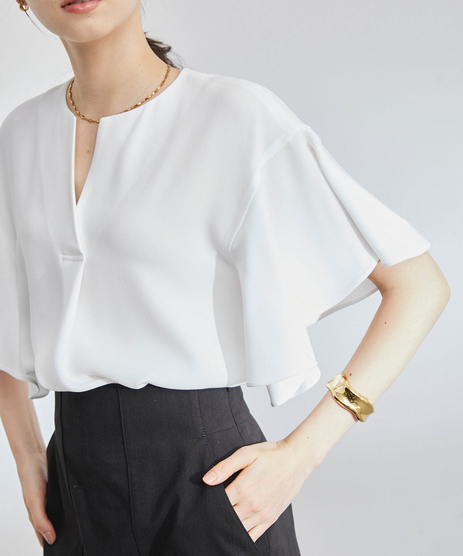 ROPE「【洗える】バックサテンジョーゼットラッフルスリーブブラウス」|シャツ・ブラウス|