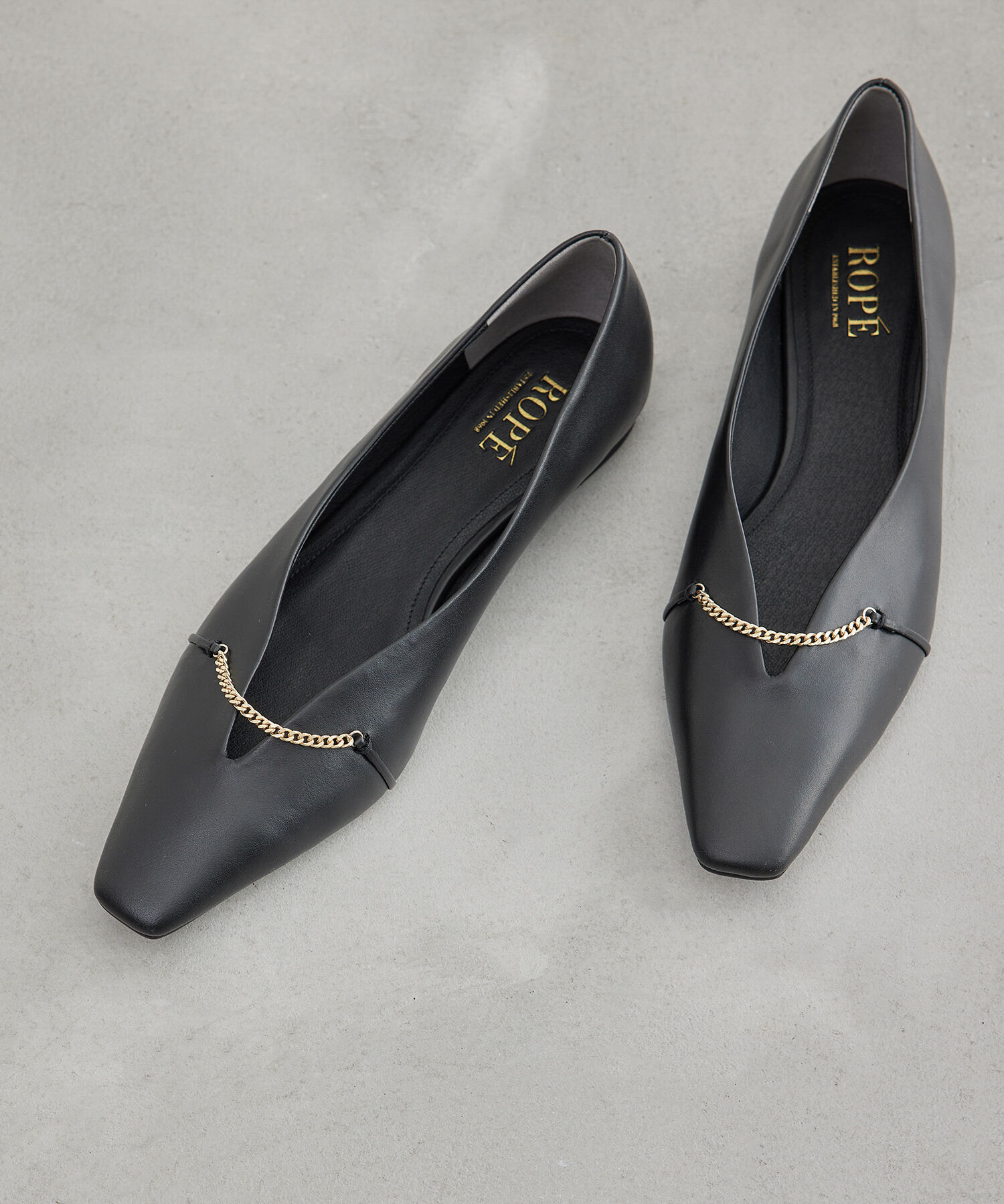 ROPE「【雑誌掲載】リアルレザーチェーンモチーフフラットパンプス」|パンプス|ブラック(01)