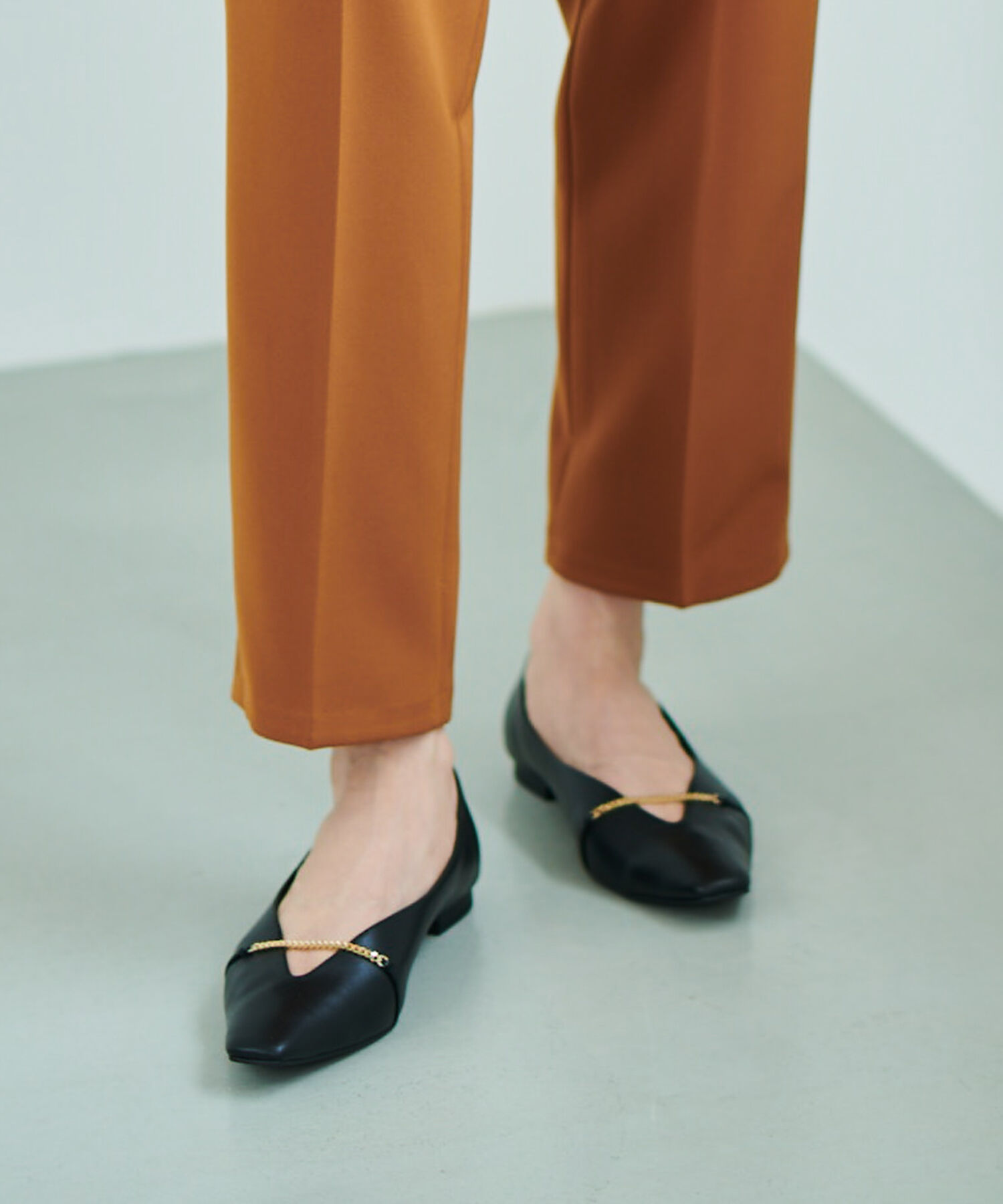 ROPE「【雑誌掲載】リアルレザーチェーンモチーフフラットパンプス」|パンプス|