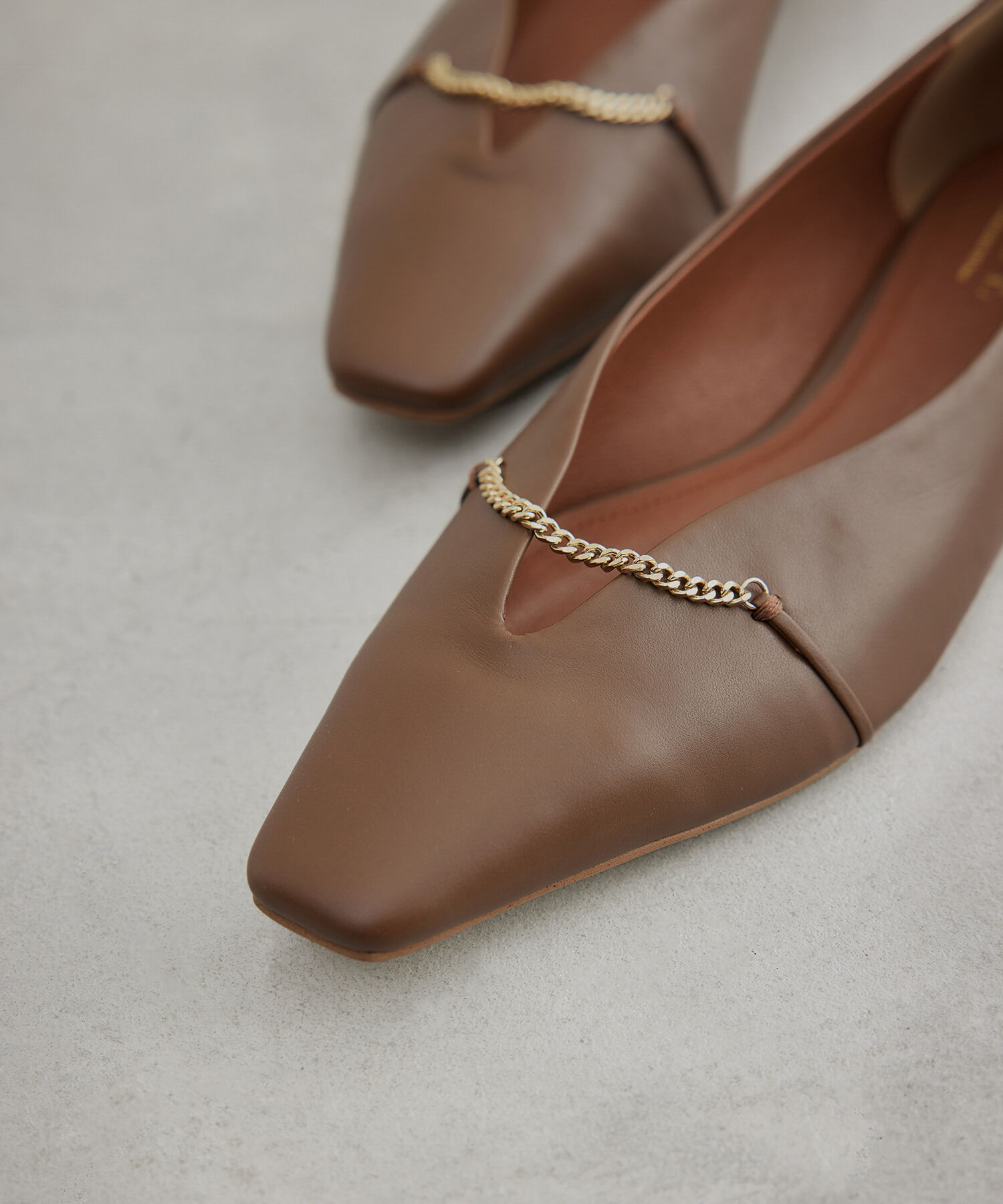 ROPE「【雑誌掲載】リアルレザーチェーンモチーフフラットパンプス」|パンプス|