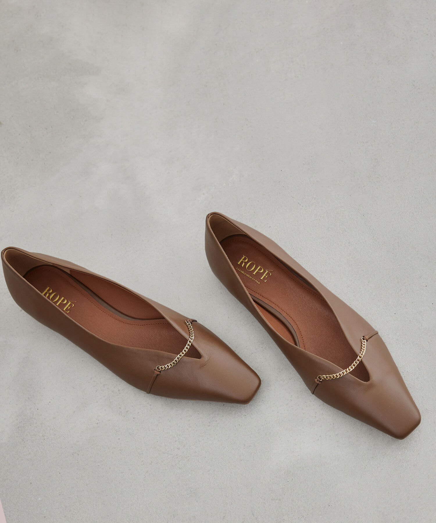 ROPE「【雑誌掲載】リアルレザーチェーンモチーフフラットパンプス」|パンプス|ブラウン(22)