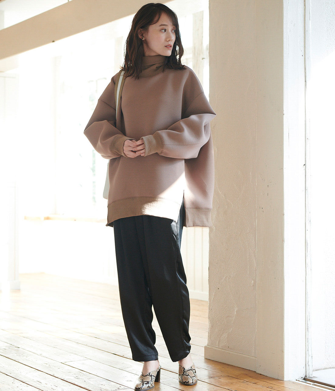 VIS「厚手サテンリラックステーパードパンツ」|その他|