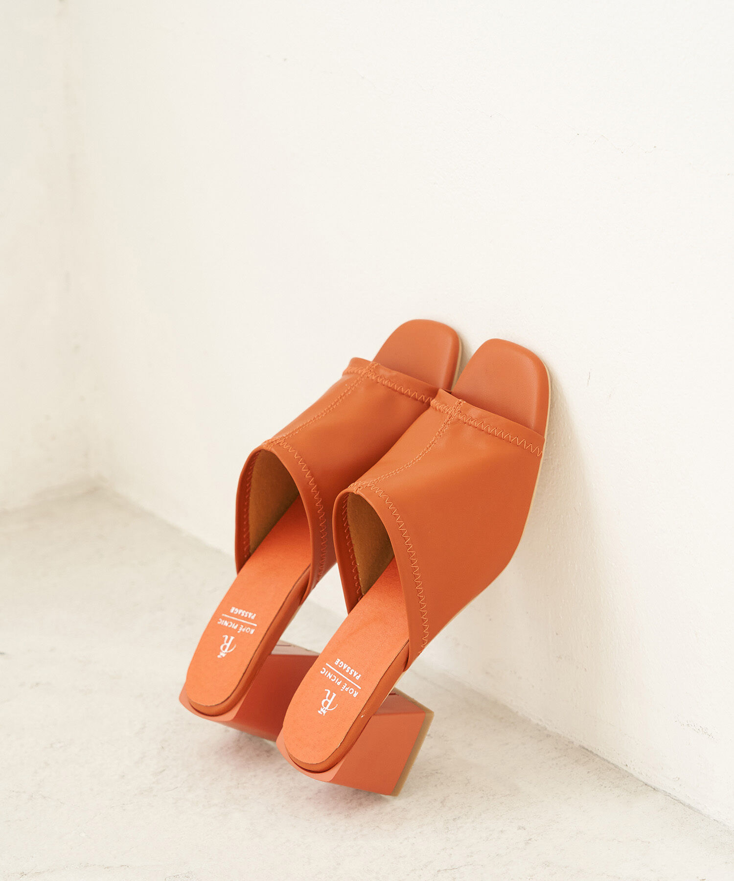 ROPE PICNIC PASSAGE「【WEB限定カラー:グリーン】ストレッチアッパーフレアブロックヒールミュール」|サンダル|オレンジ(70)